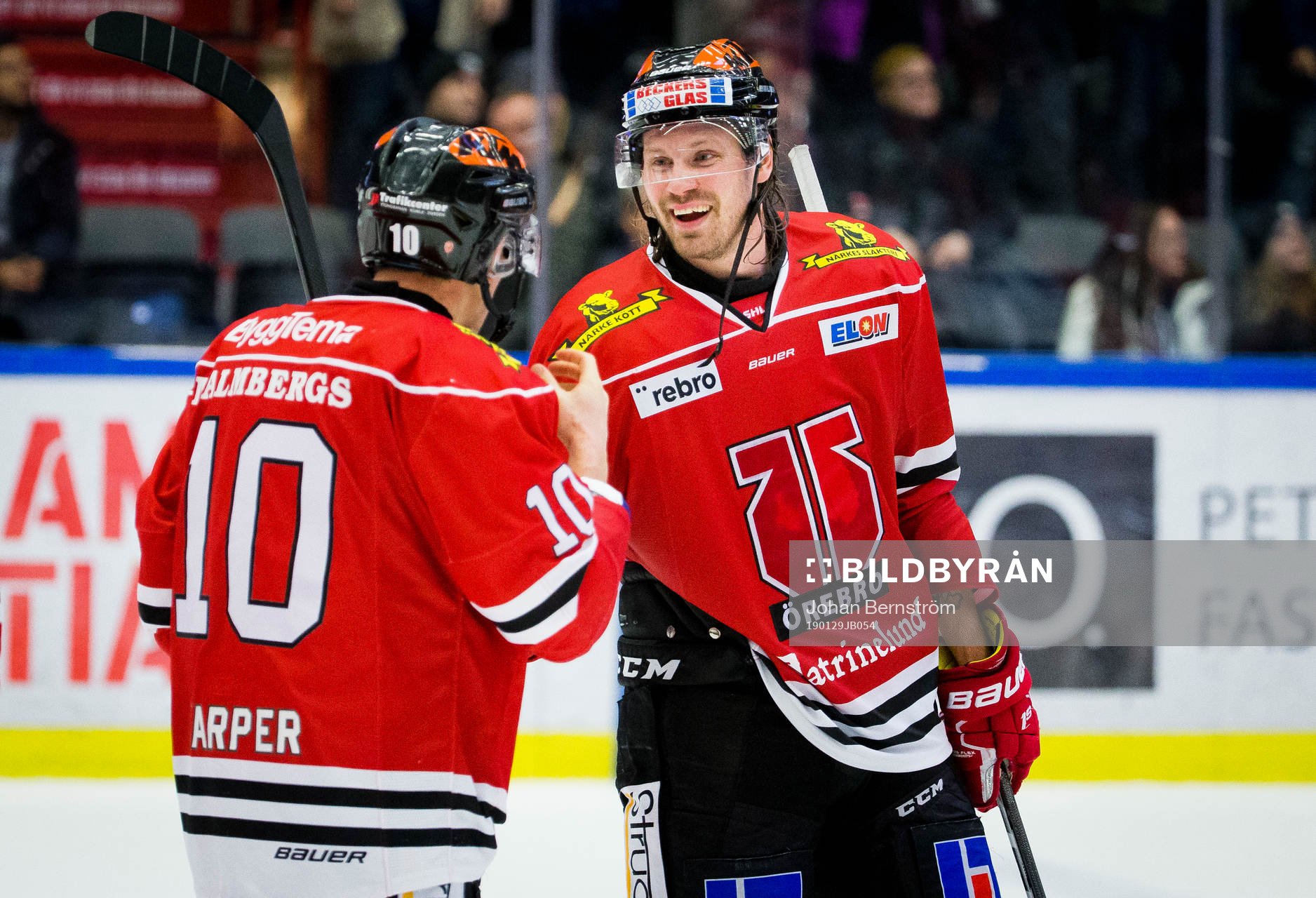 Örebros Shane Harper gör 4-3 och jublar med Stefan Warg