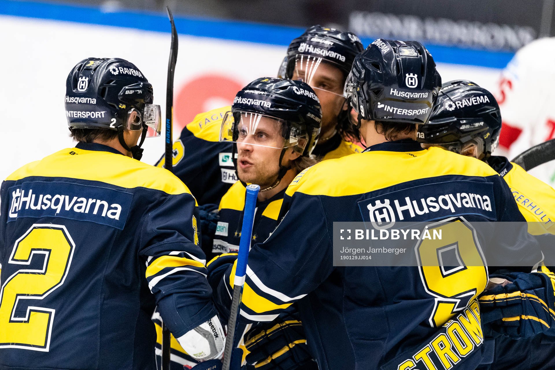 s Mattias Tedenby kramas om av lagkamraterna