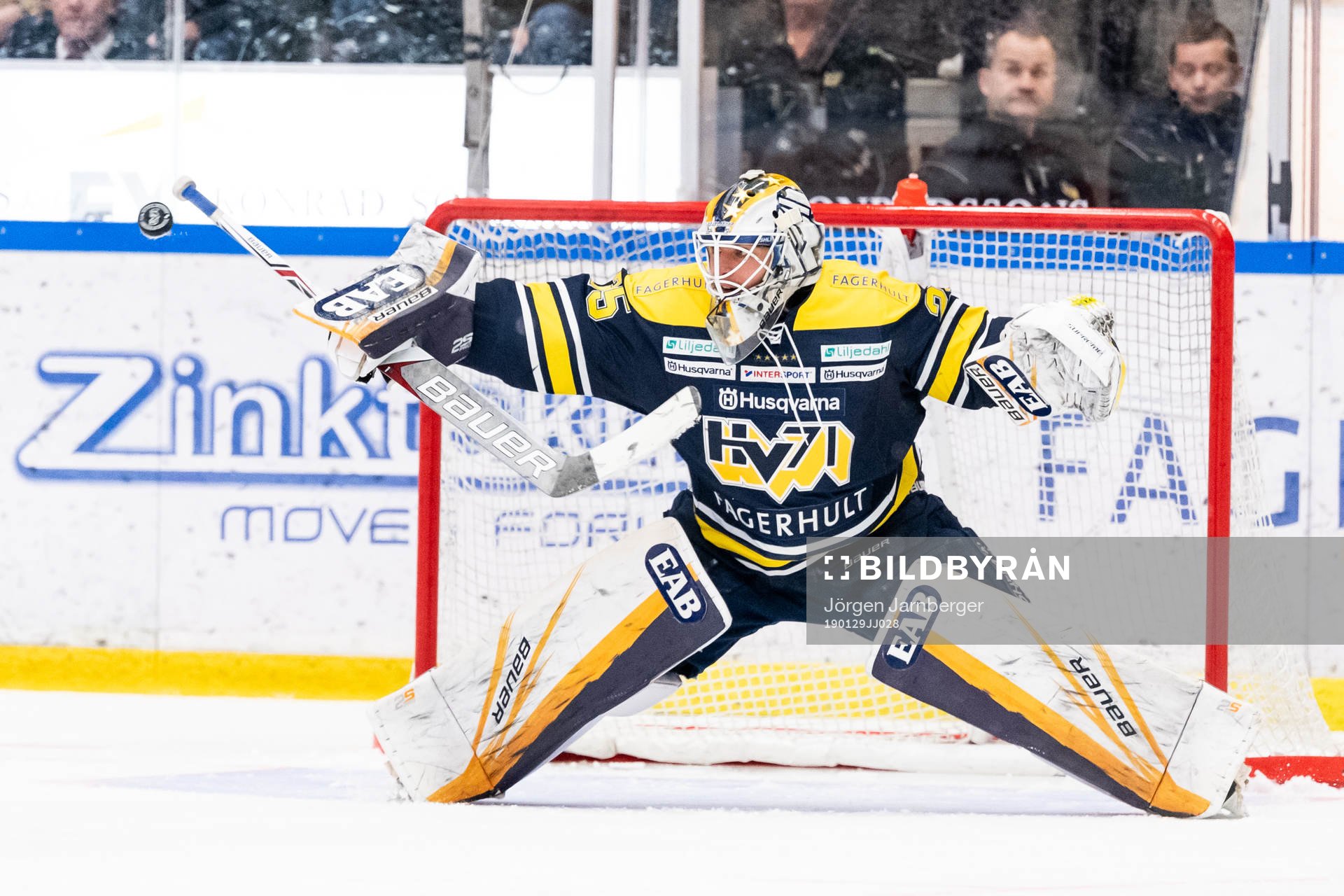 s målvakt Felix Sandström räddar skott