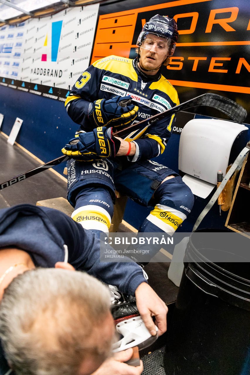 s Oscar Sundh får hjälp med skridskorna