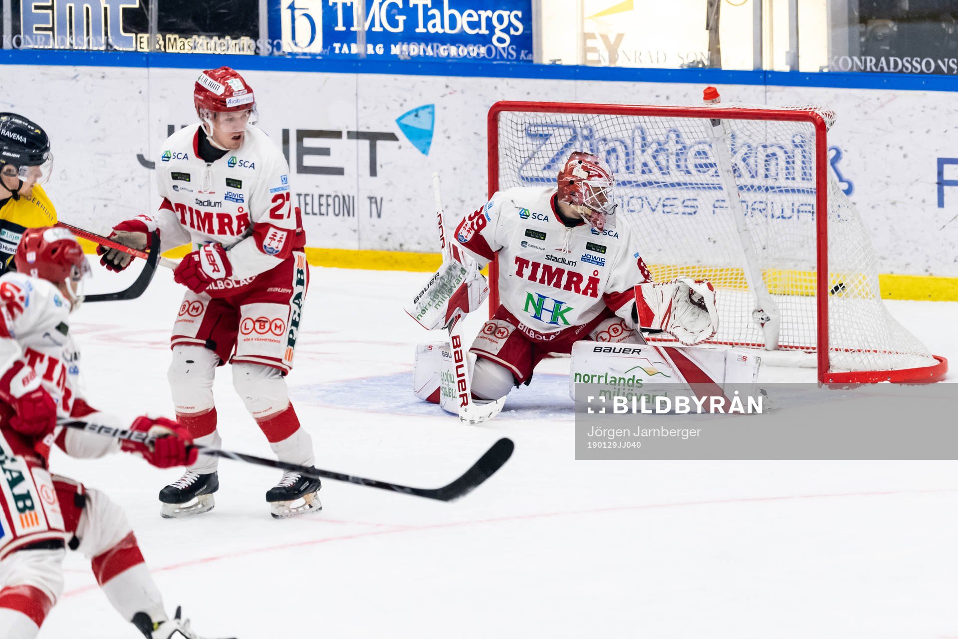 Timrås målvakt Niklas Svedberg ser pucken gå i mål till