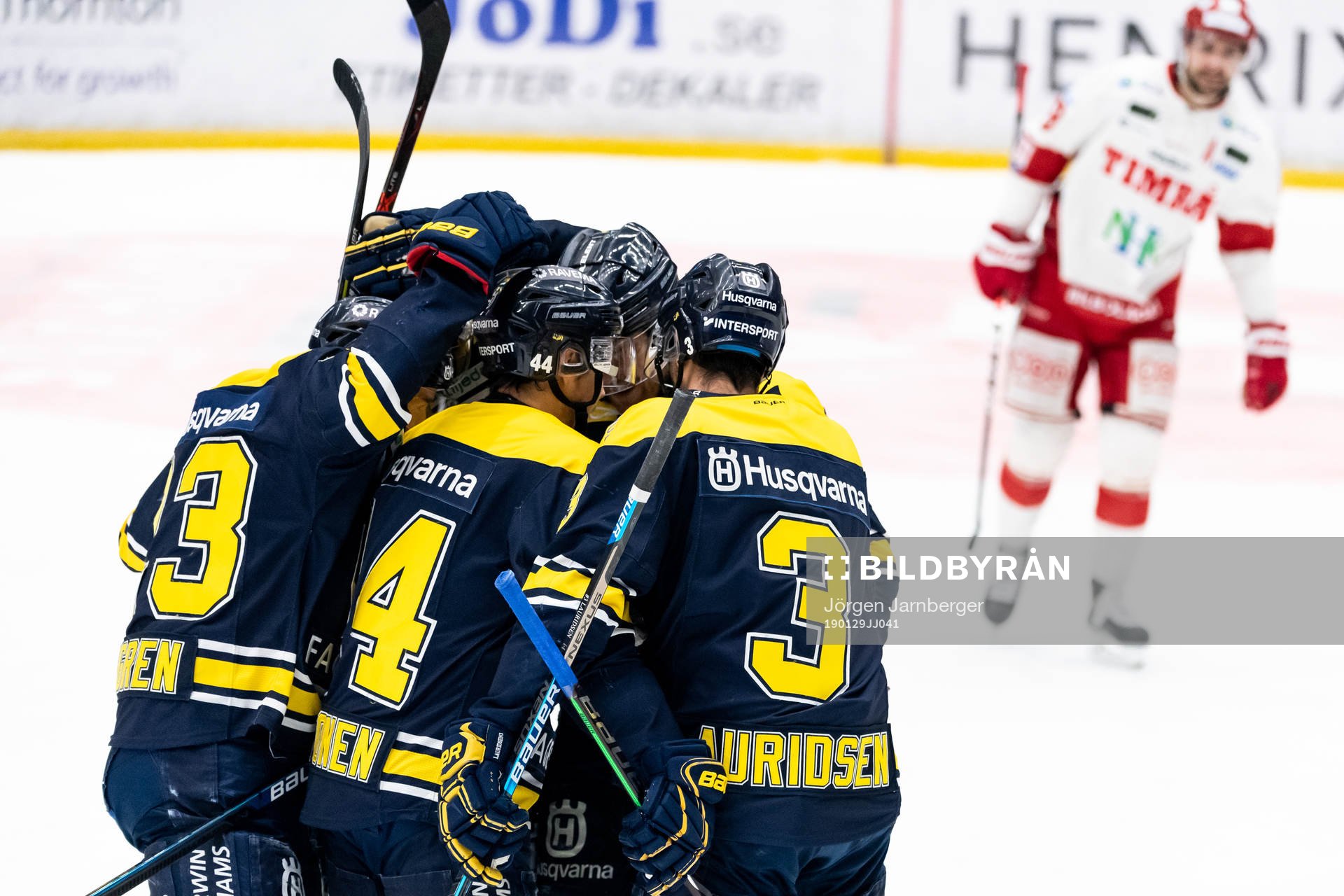 s Markus Lauridsen klappas om av lagkamraterna