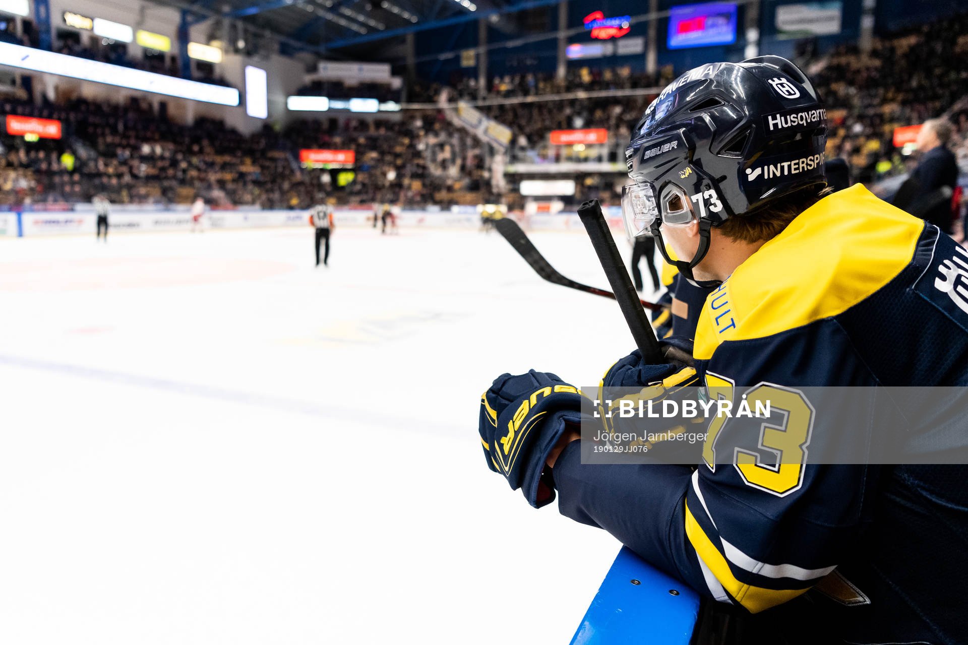 s Sebastian Wännström tittar ut från båset