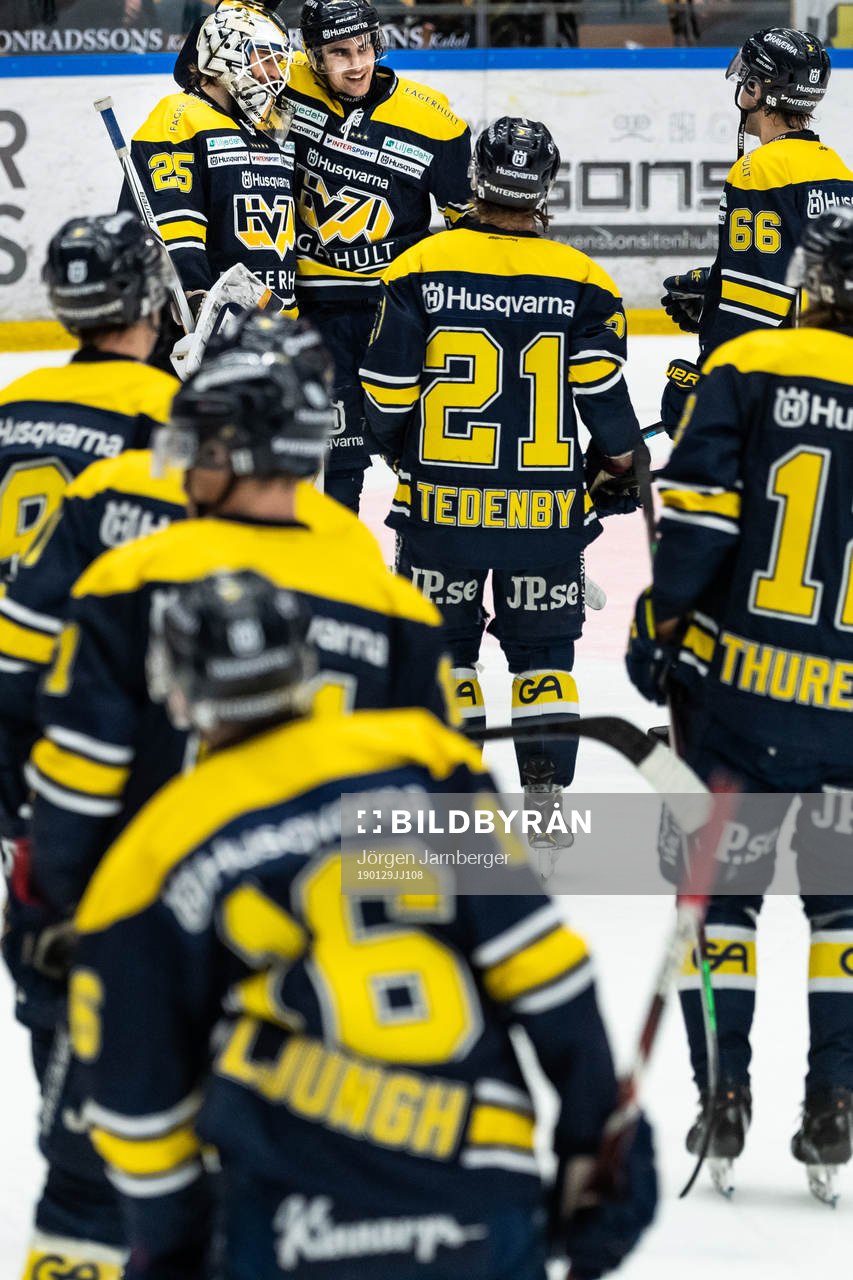 HV71´s målvakt Felix Sandström klappas om