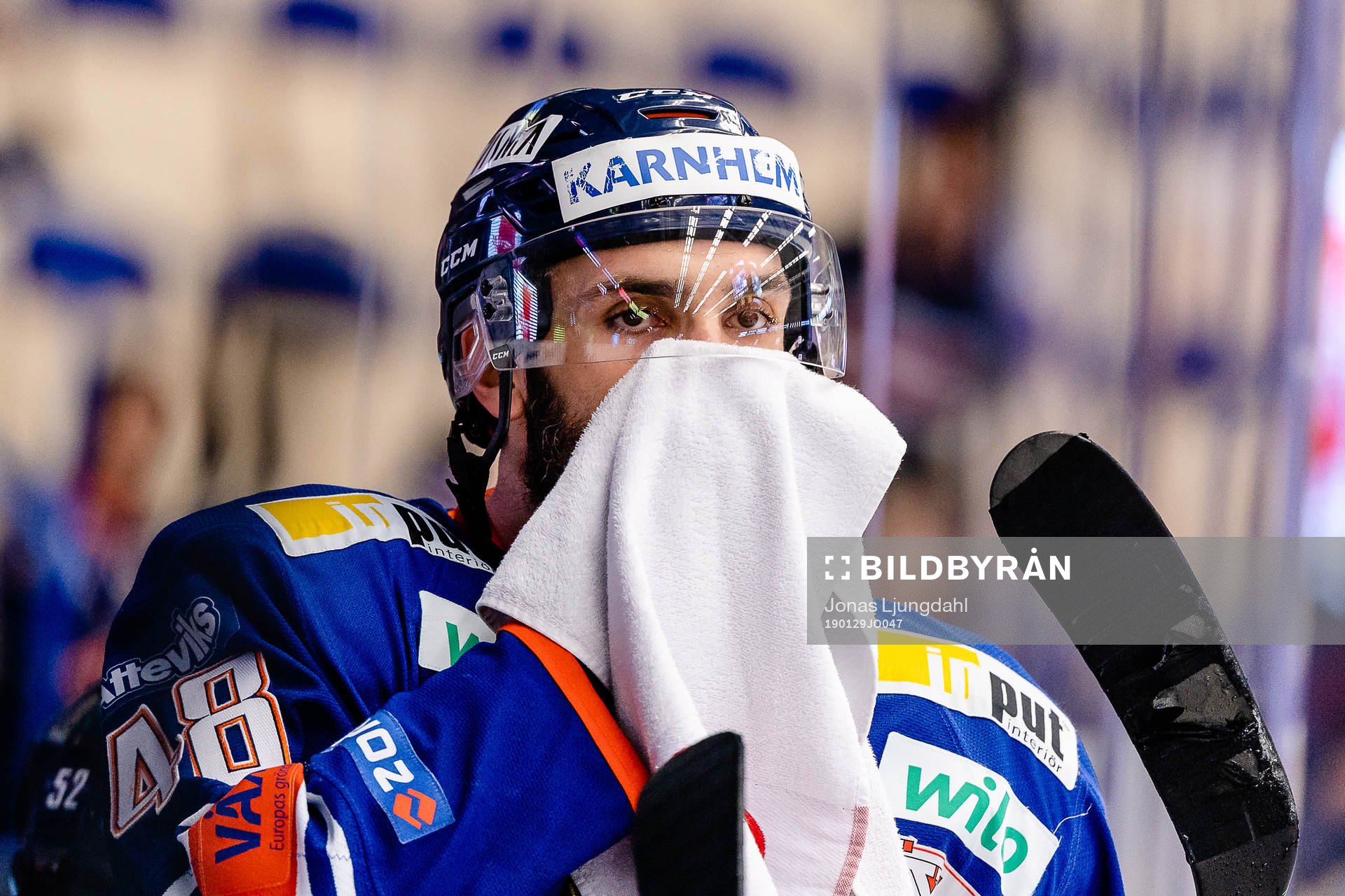 Växjös Daniel Rahimi med en handduk