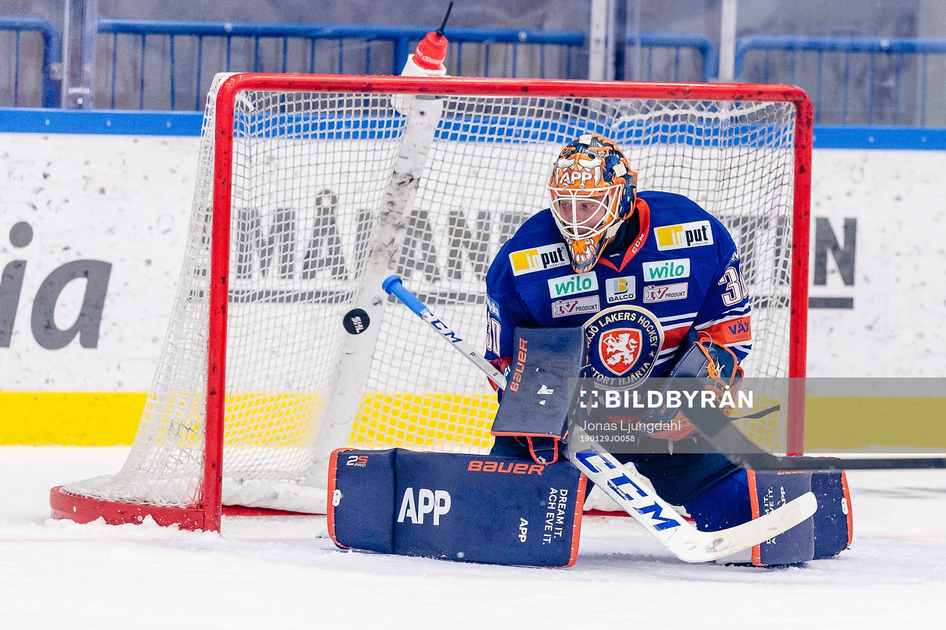 Linköpings Nick Sörensen (ej i bild) skjuter pucken i