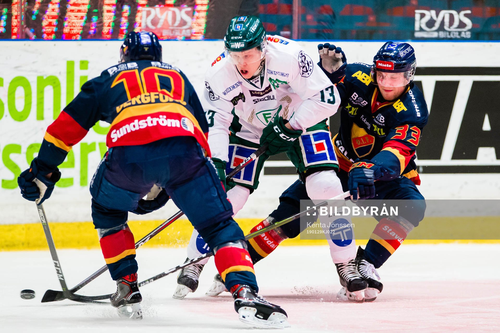 Färjestads Daniel Viksten i kamp om pucken Djurgårdens