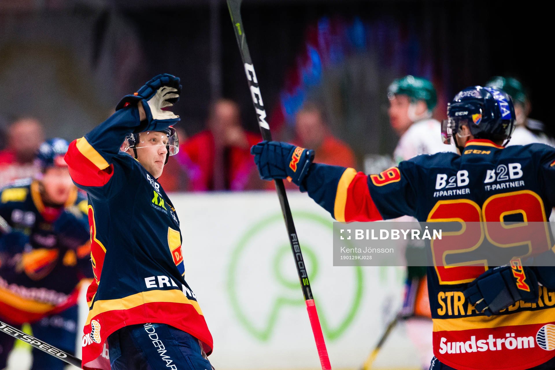 Djurgårdens Olle Alsing jublar med Sebastian Strandberg