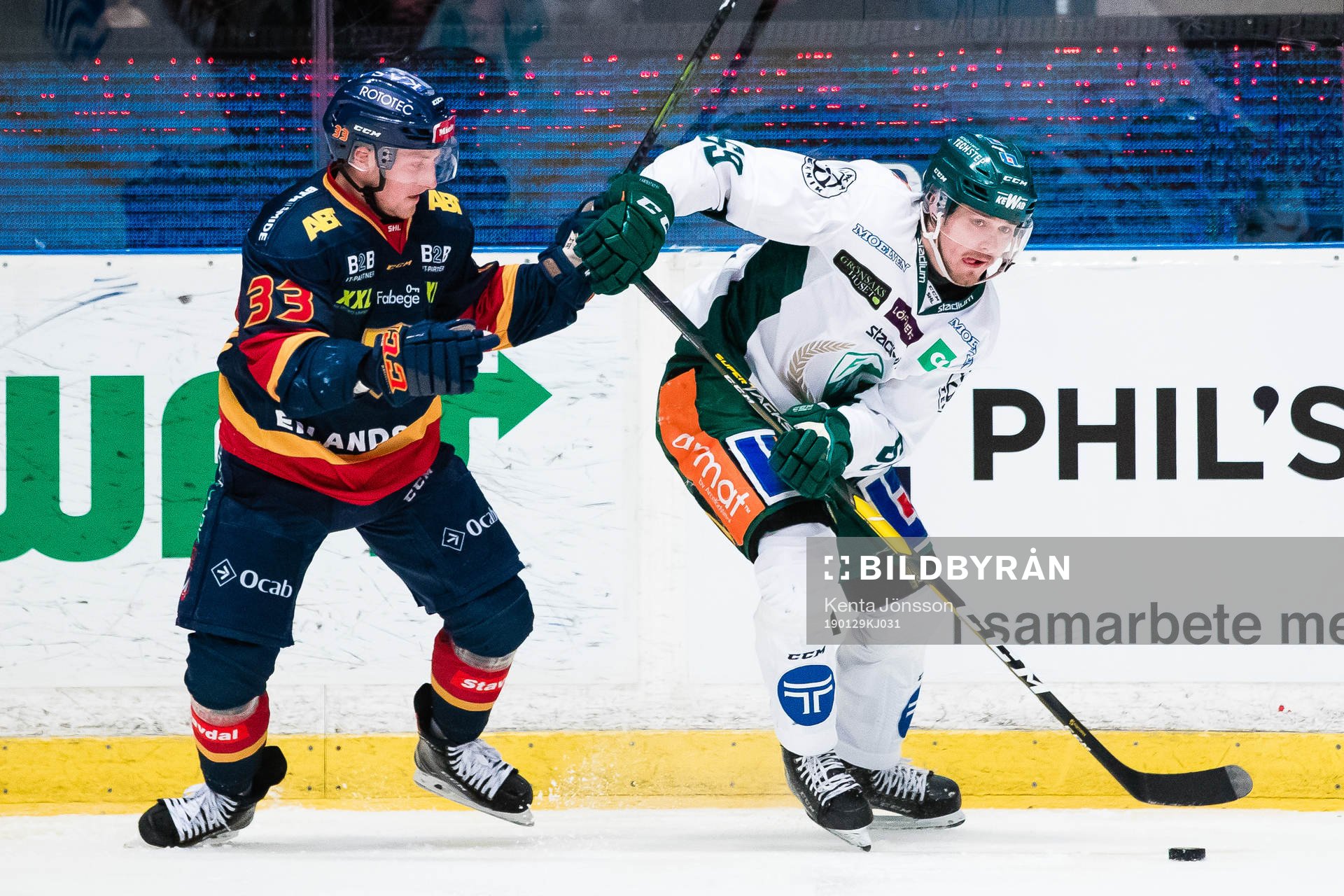 Färjestads Linus Johansson i kamp om pucken Djurgårdens