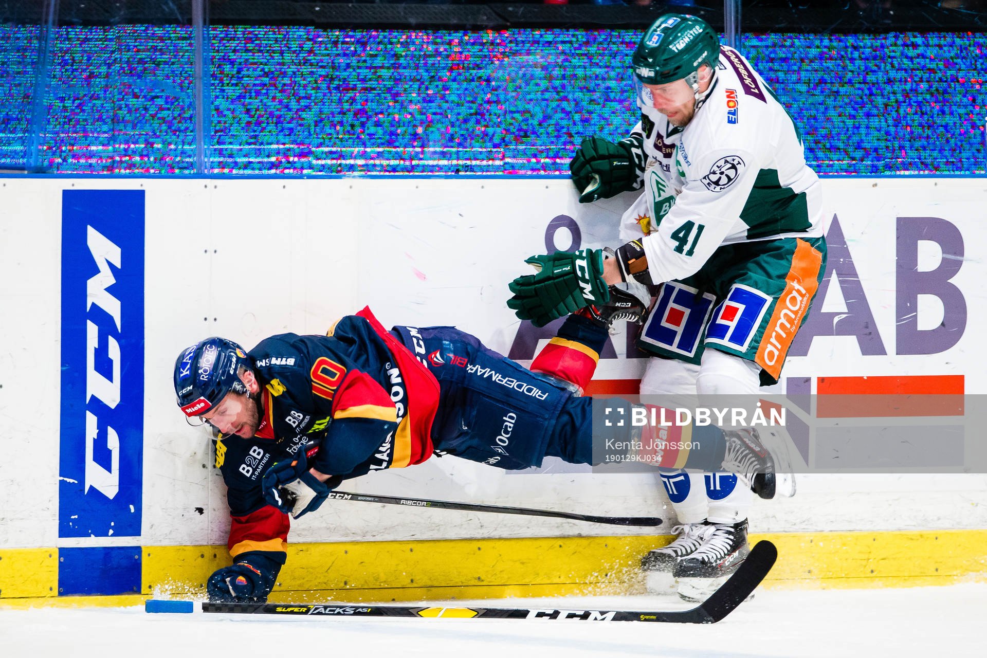 Djurgårdens Niclas Bergfors tacklas av Färjestads Ilari
