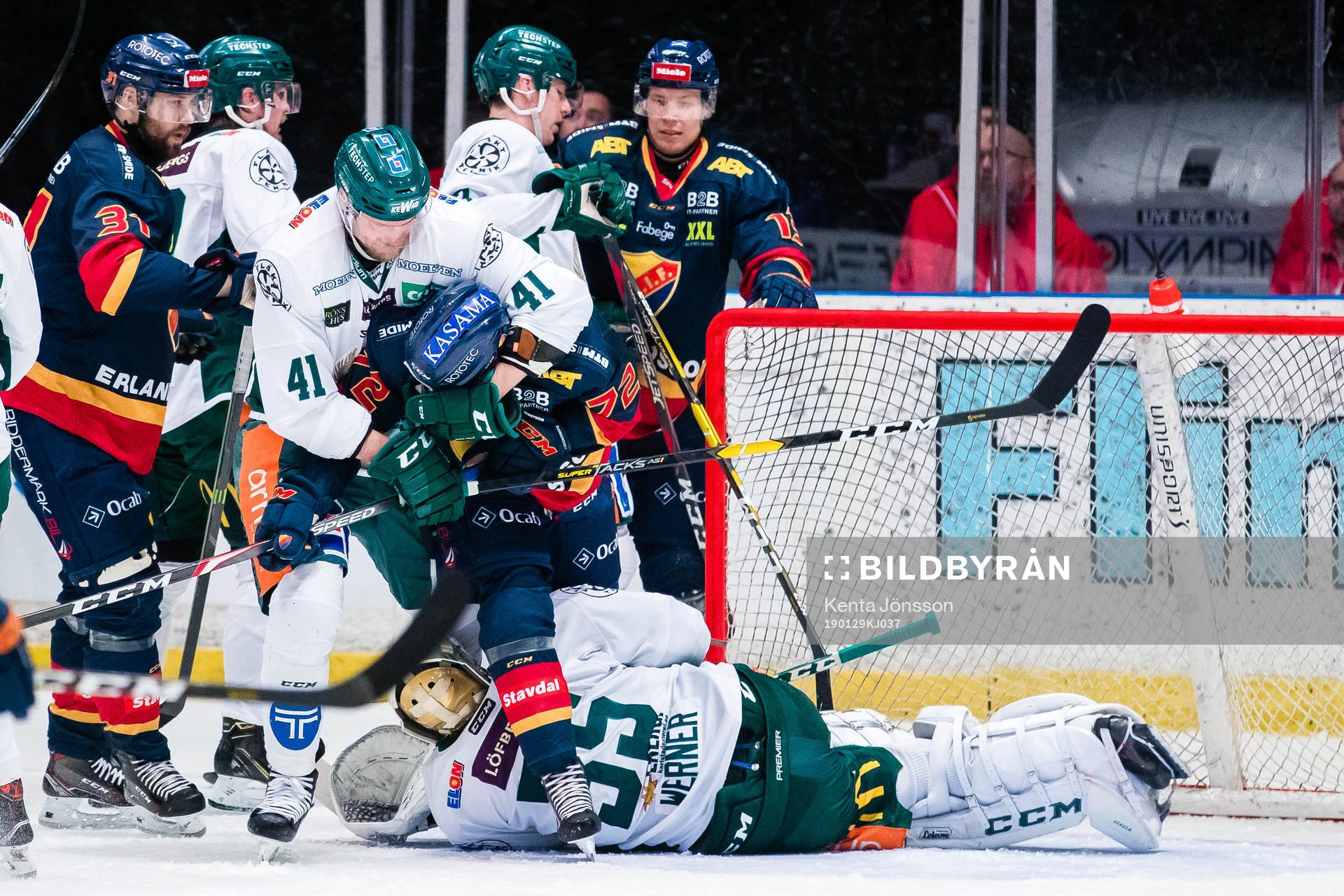Färjestads Ilari Melart i kamp om pucken med Djurgårdens