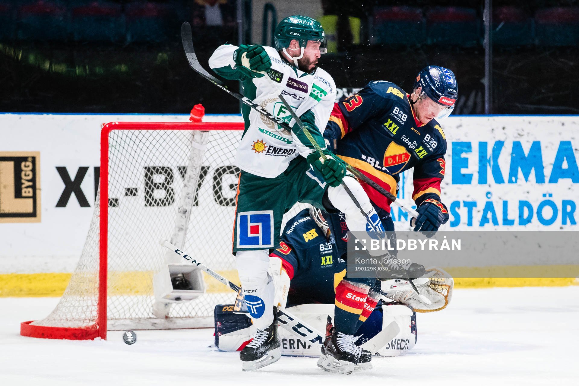 Färjestads Jesse Virtanen i kamp om pucken Djurgårdens