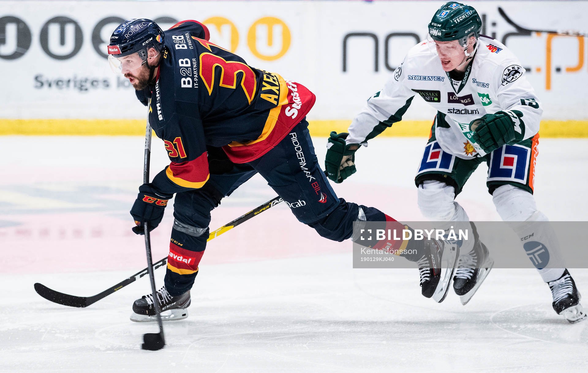 Djurgårdens Dick Axelsson och Färjestads Gustav Rydahl