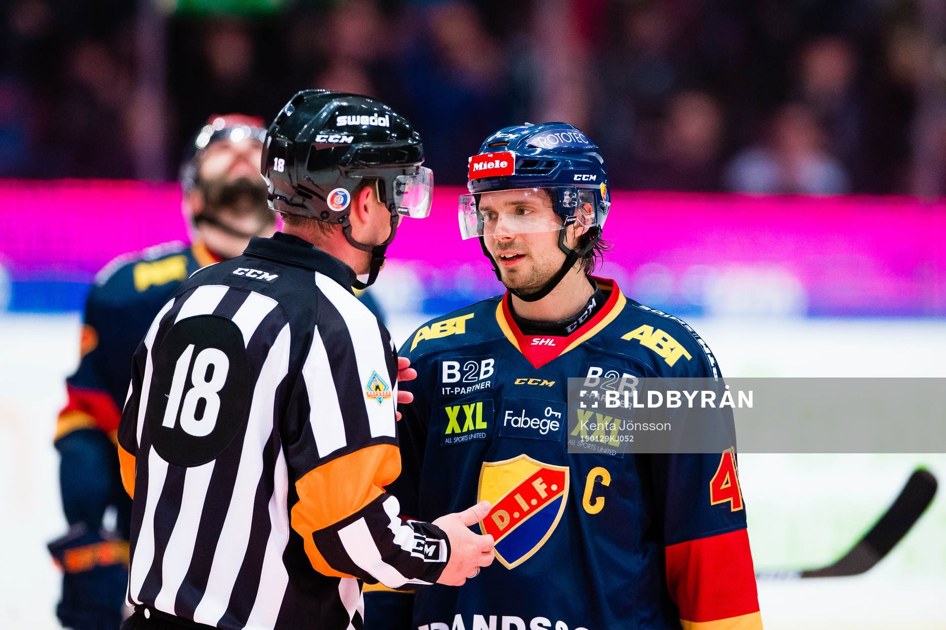 Djurgårdens Jacob Josefson diskuterar med domare Mikael