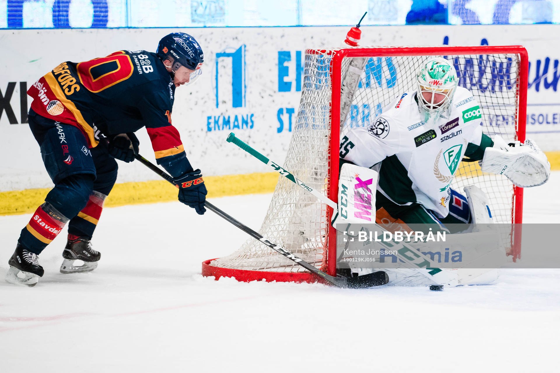 Färjestads målvakt Adam Werner  med en räddning på en