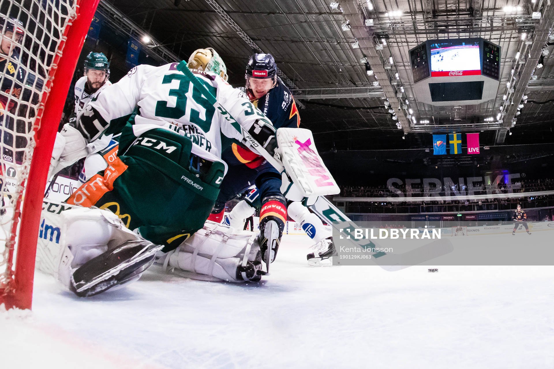Djurgårdens Henrik Eriksson men en målchans framför