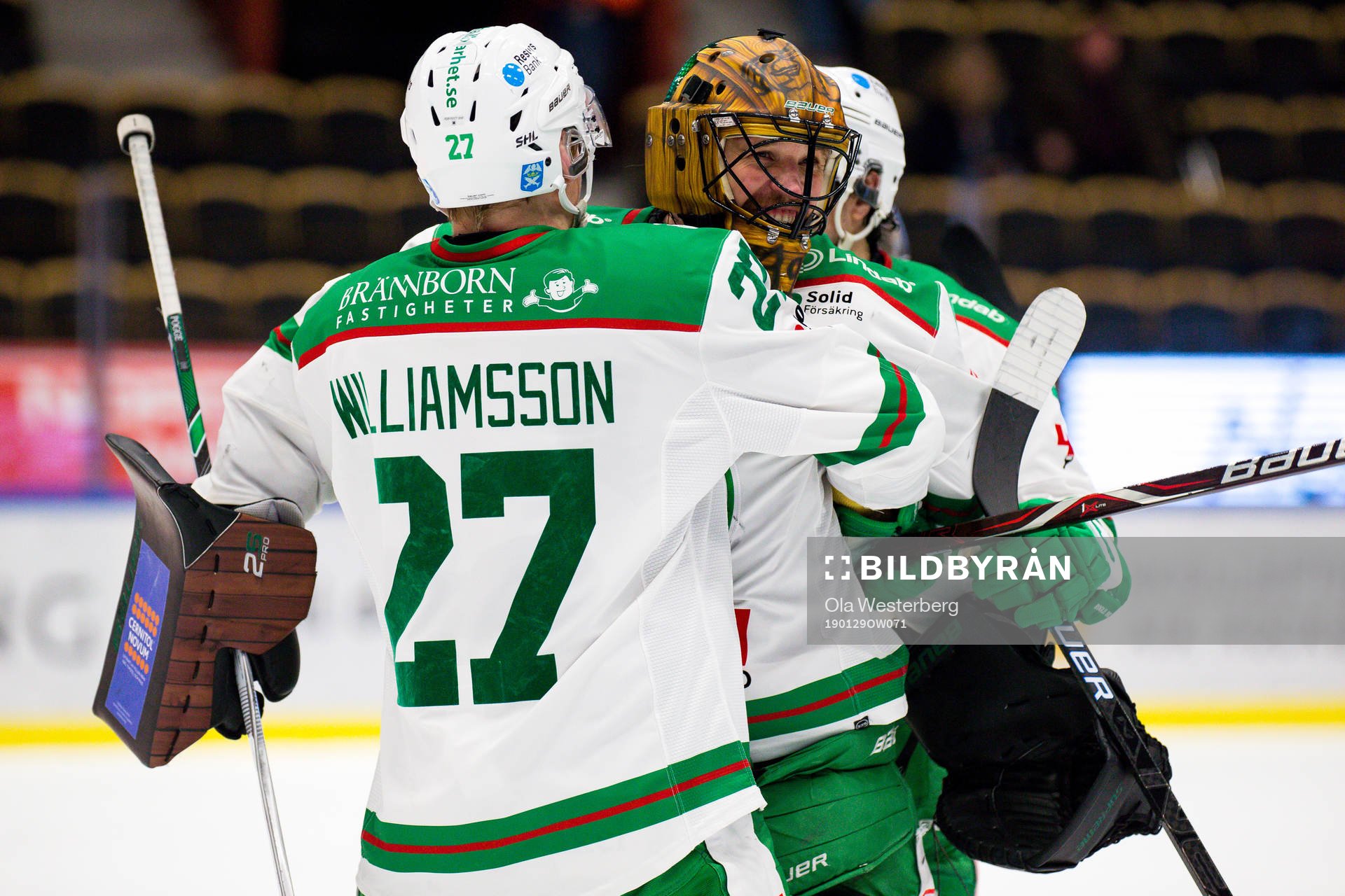 Rögles Jesper Williamsson och Ted Brithén kramar om
