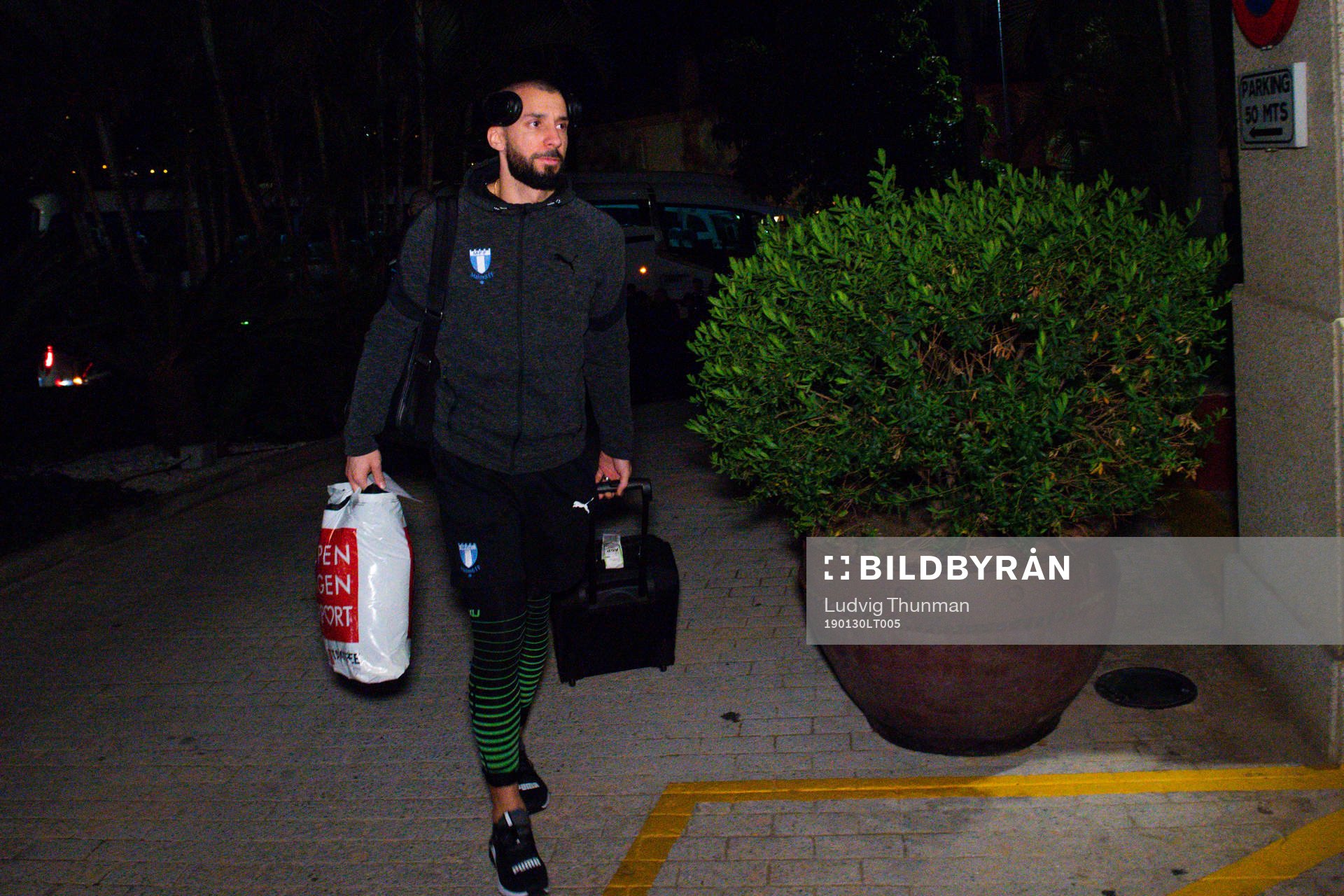 Malmö FFs Guillermo Molins ankommer till spelarhotellet