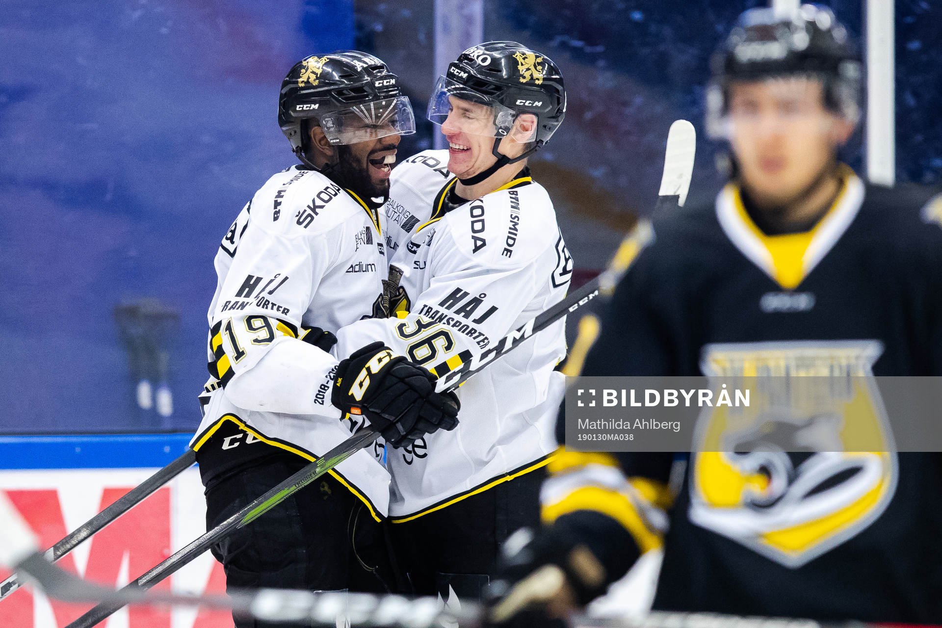 s Daniel Muzito Bagenda jublar med Anton Holm
