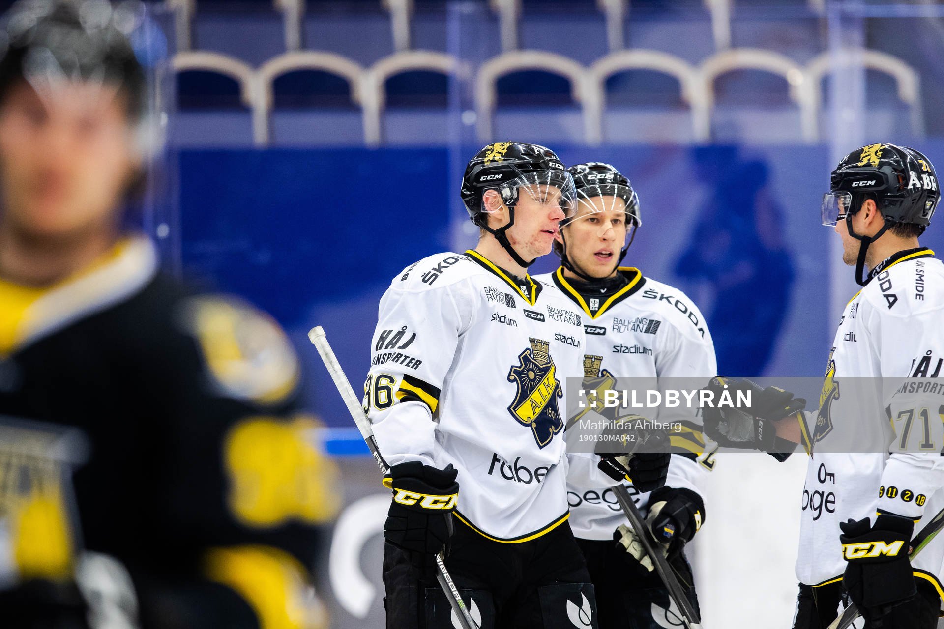s Anton Holm jublar med lagkamrater