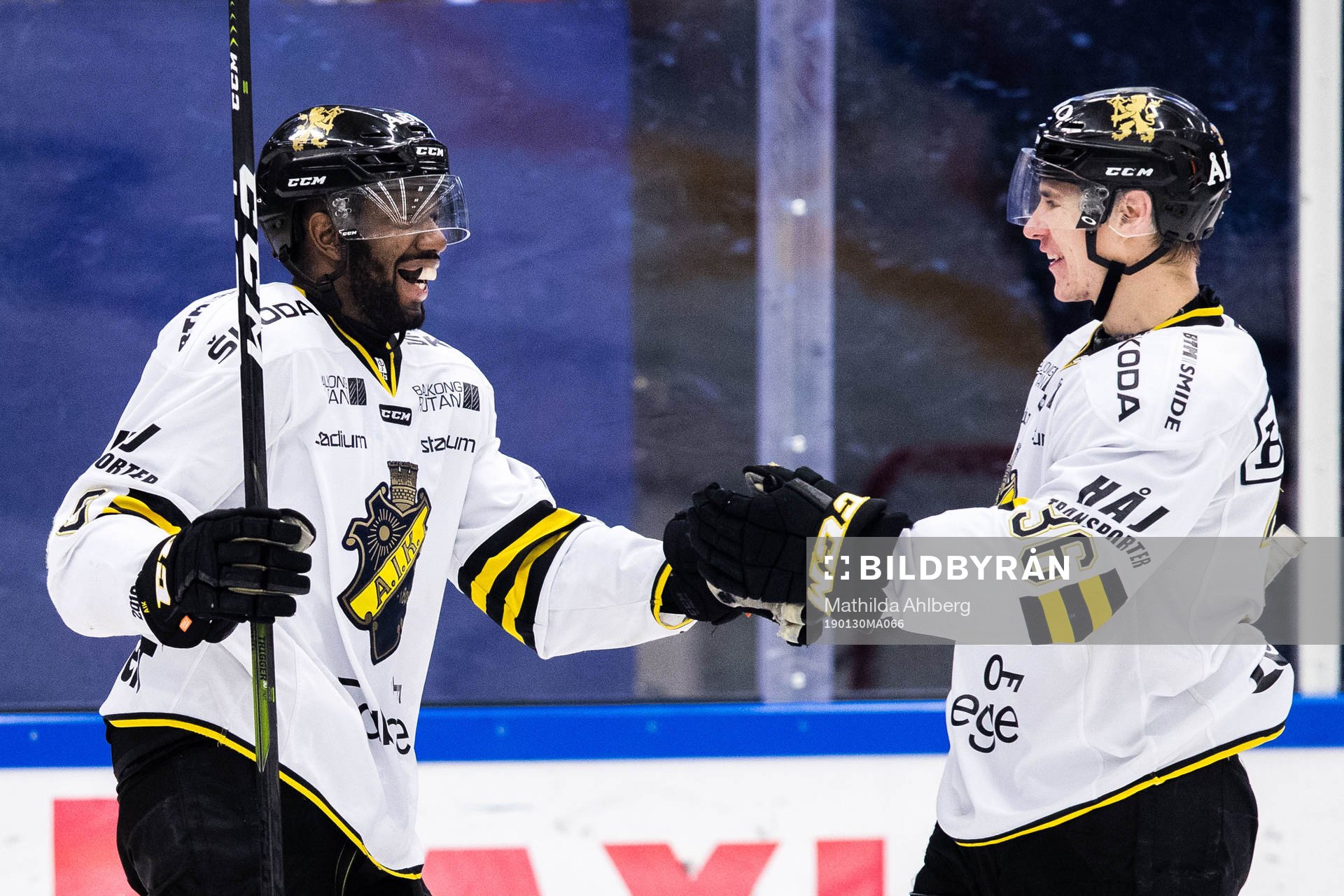 s Daniel Muzito Bagenda och Anton Holm jublar