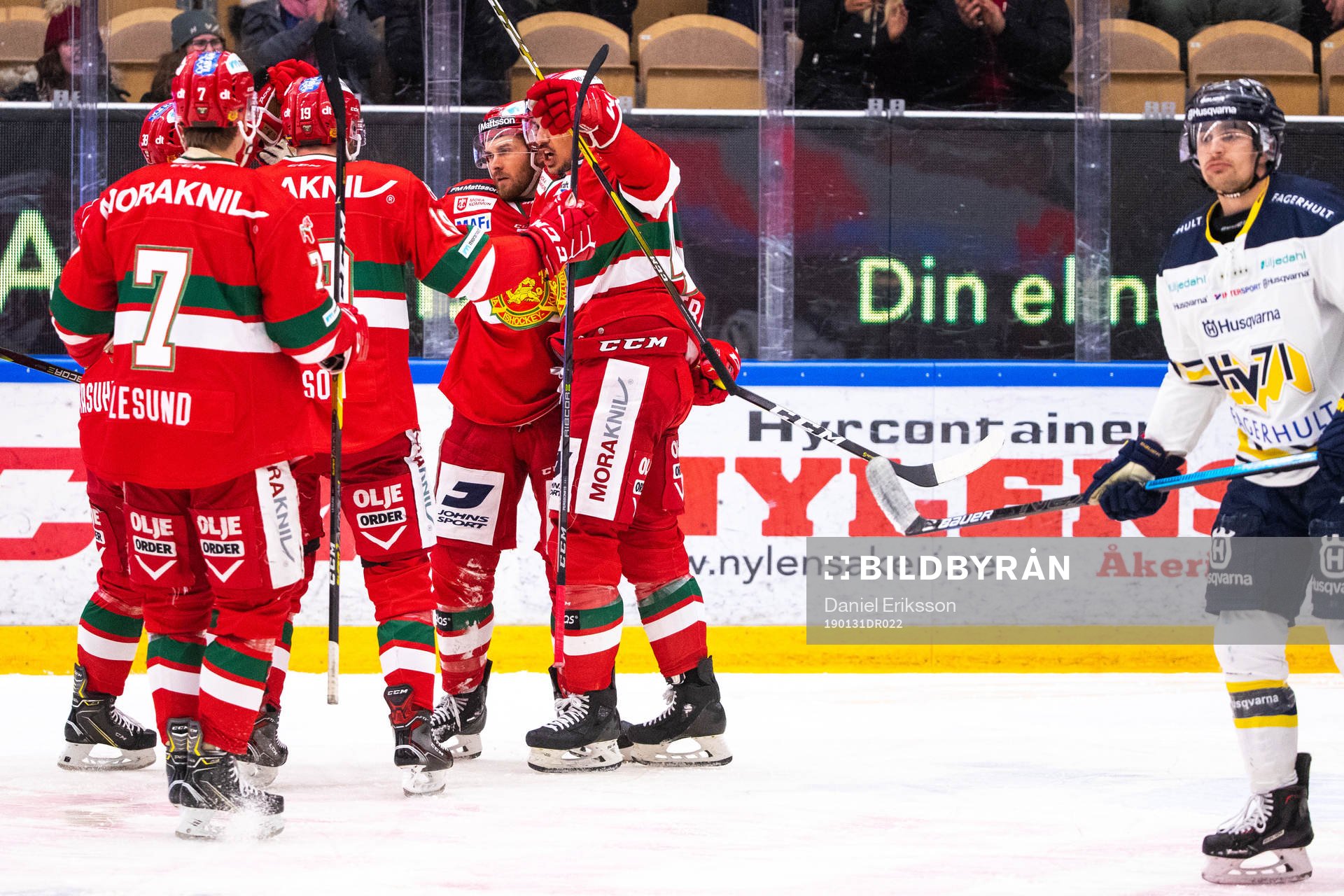 Moras Adam Masuhr jublar med lagkamrater