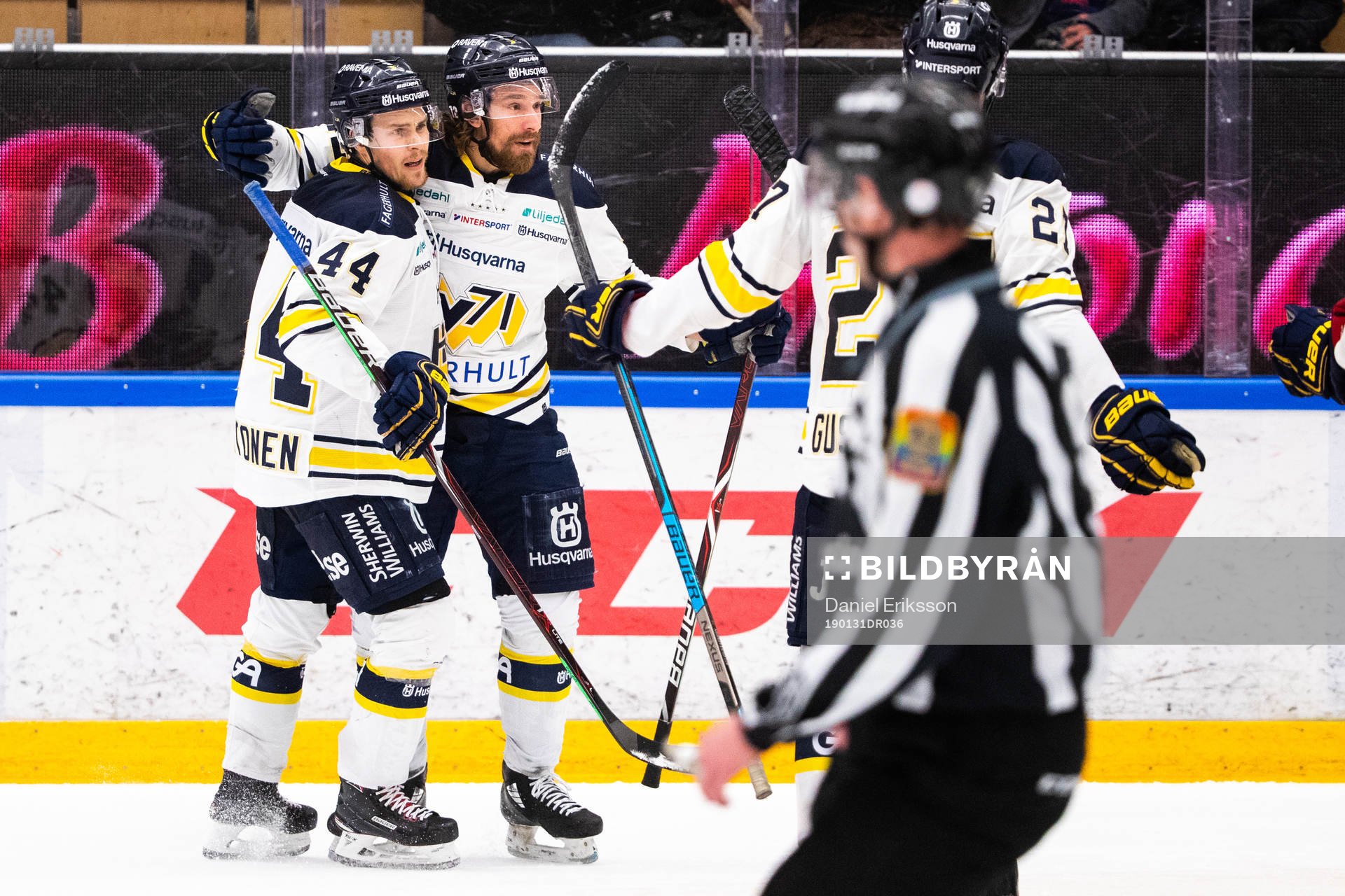 s Andreas Thuresson jublar med lagkamrater