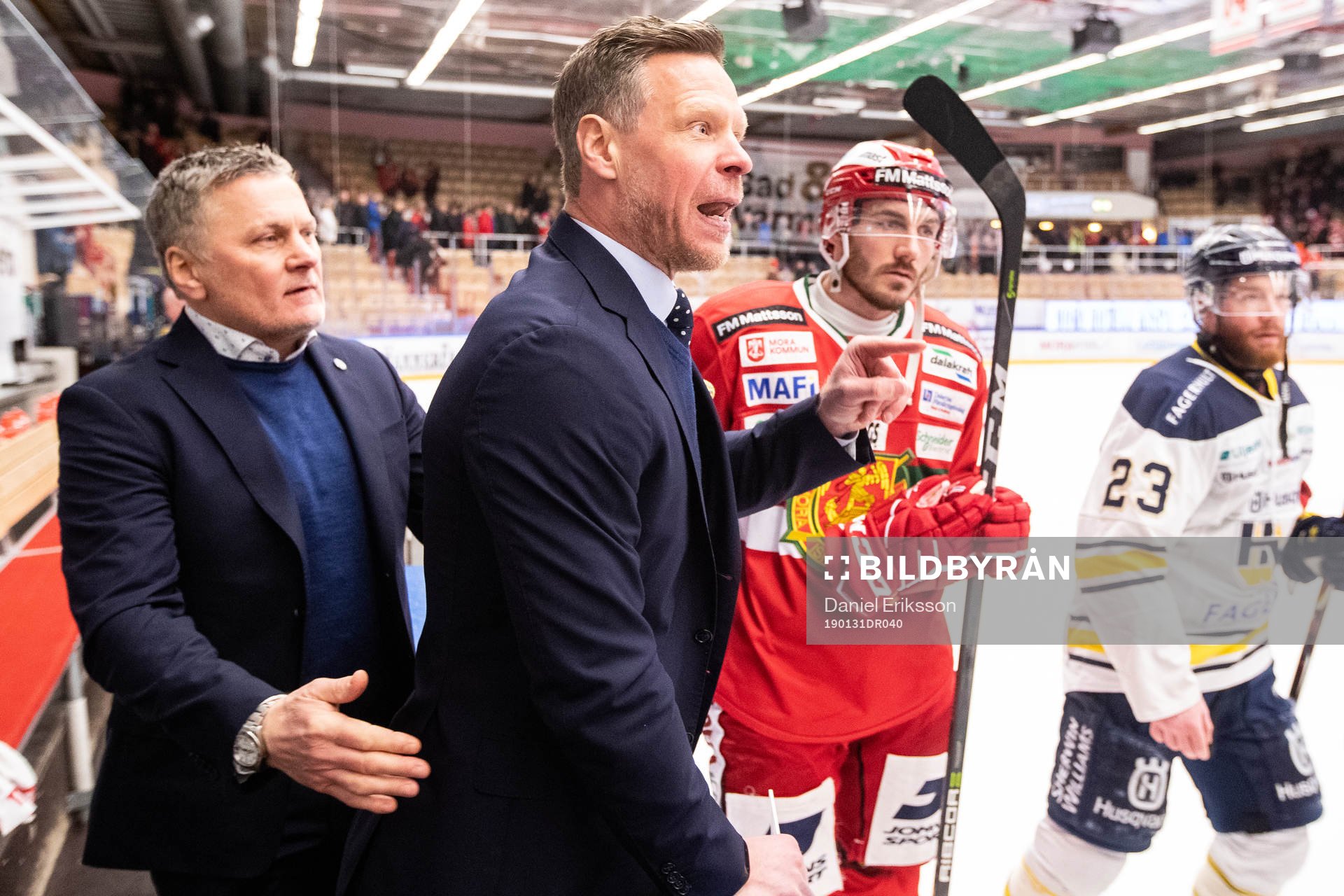 s assisterande tränare Nicklas Rahm och HV71:s  tränare