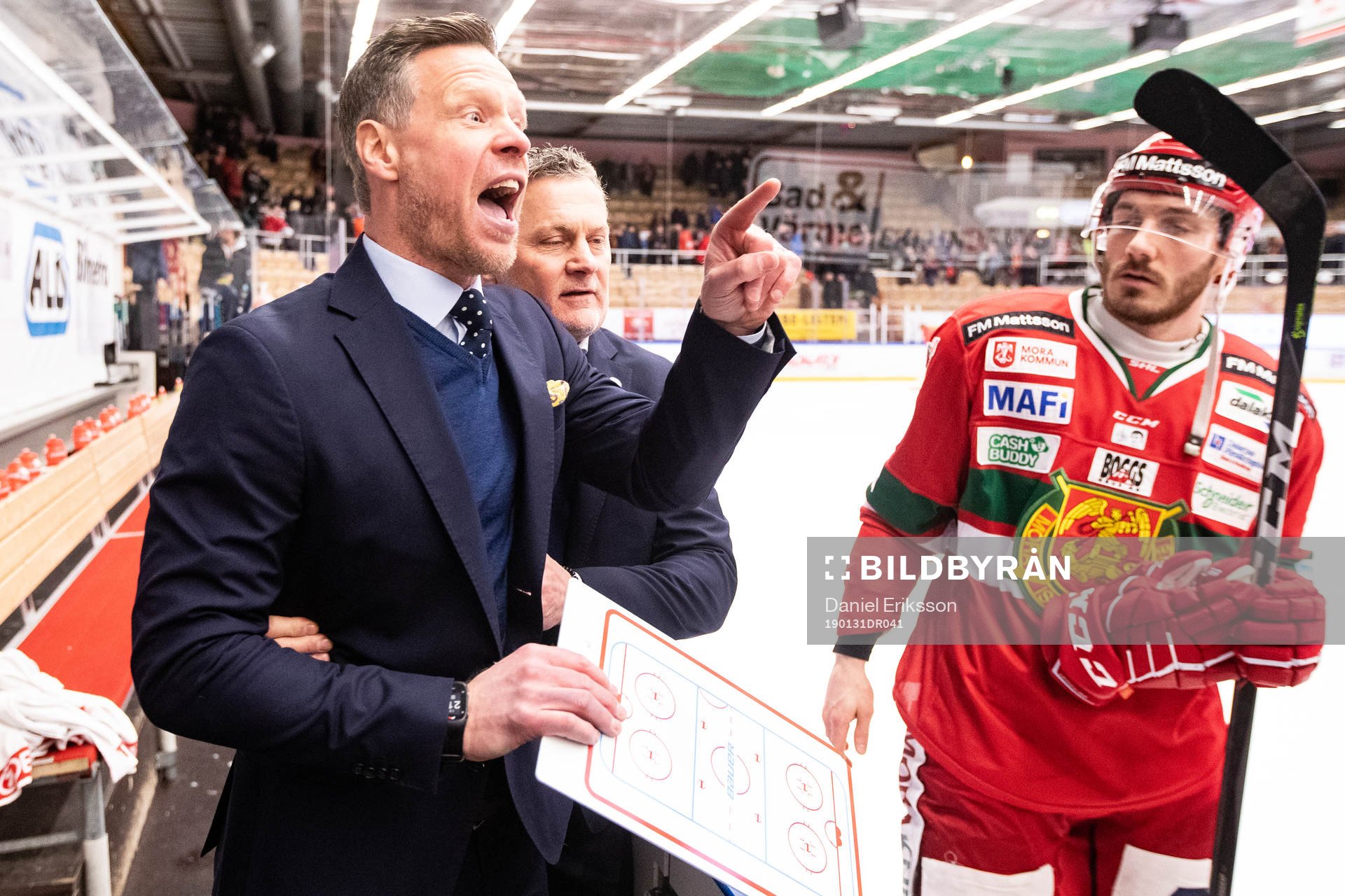 s assisterande tränare Nicklas Rahm och HV71:s  tränare