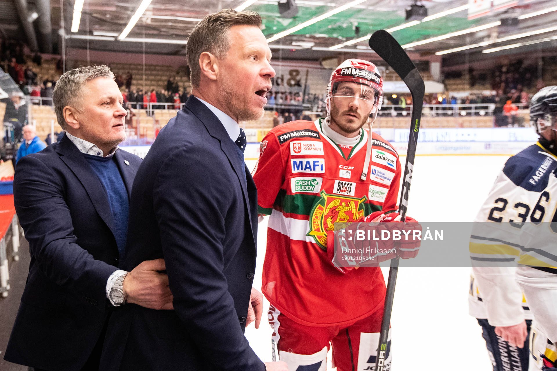 s assisterande tränare Nicklas Rahm och HV71:s  tränare
