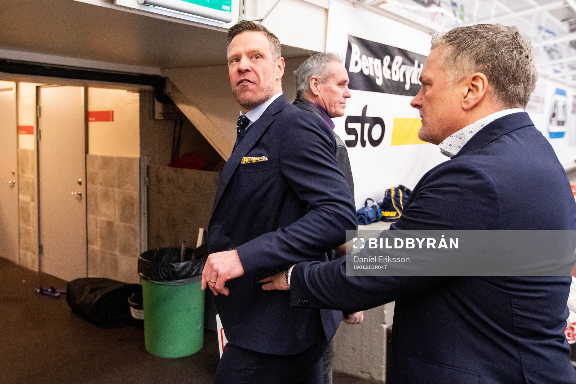 s assisterande tränare Nicklas Rahm och HV71:s tränare