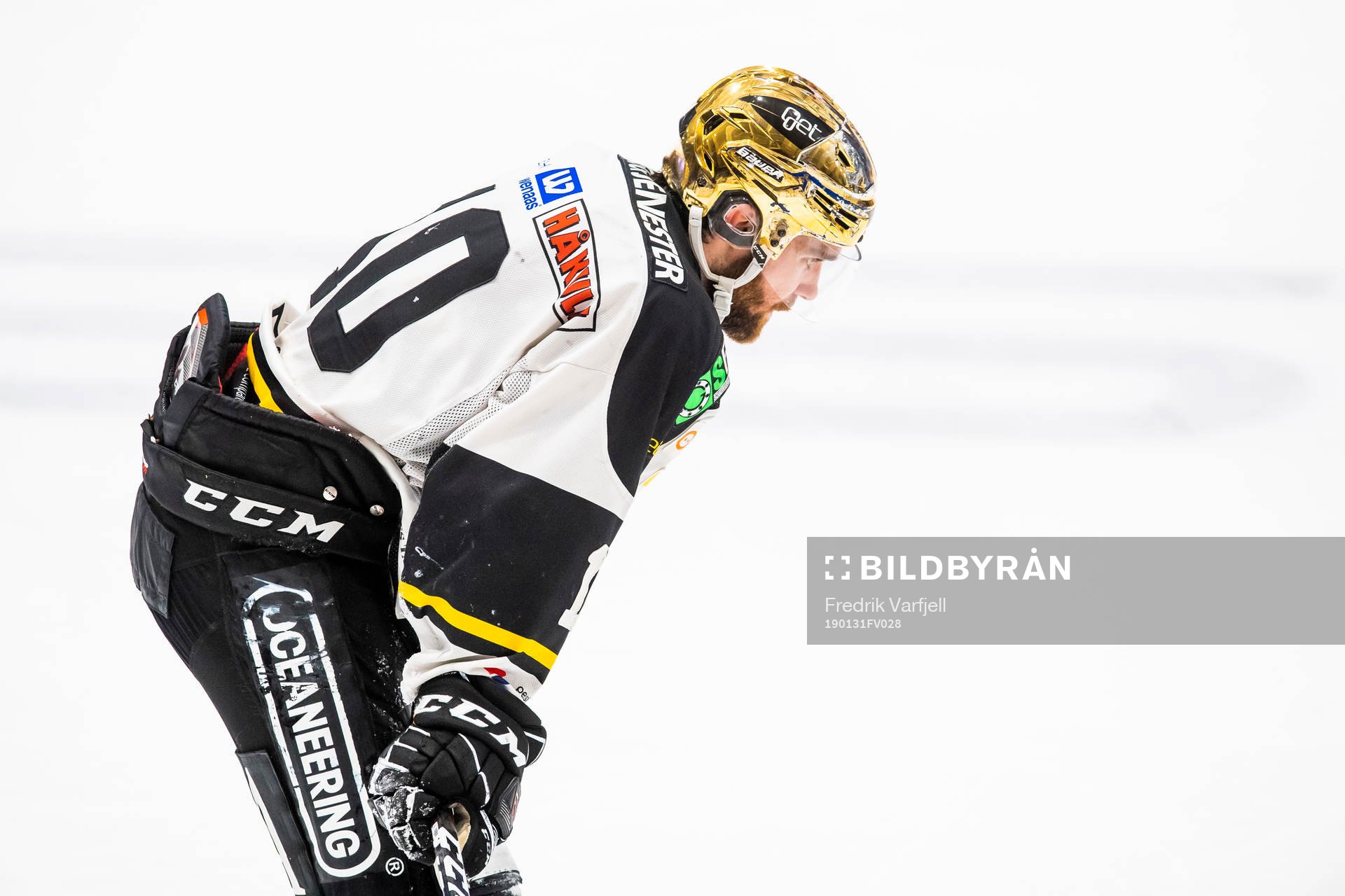 Jacob Lagacé of Stavanger Oilers looks dejected