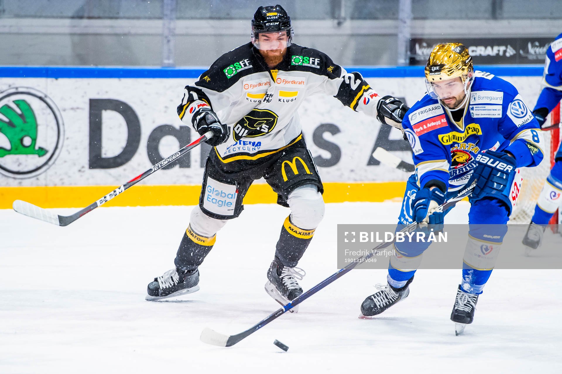 Daniel Bøen Rokseth of Stavanger Oilers and Peter
