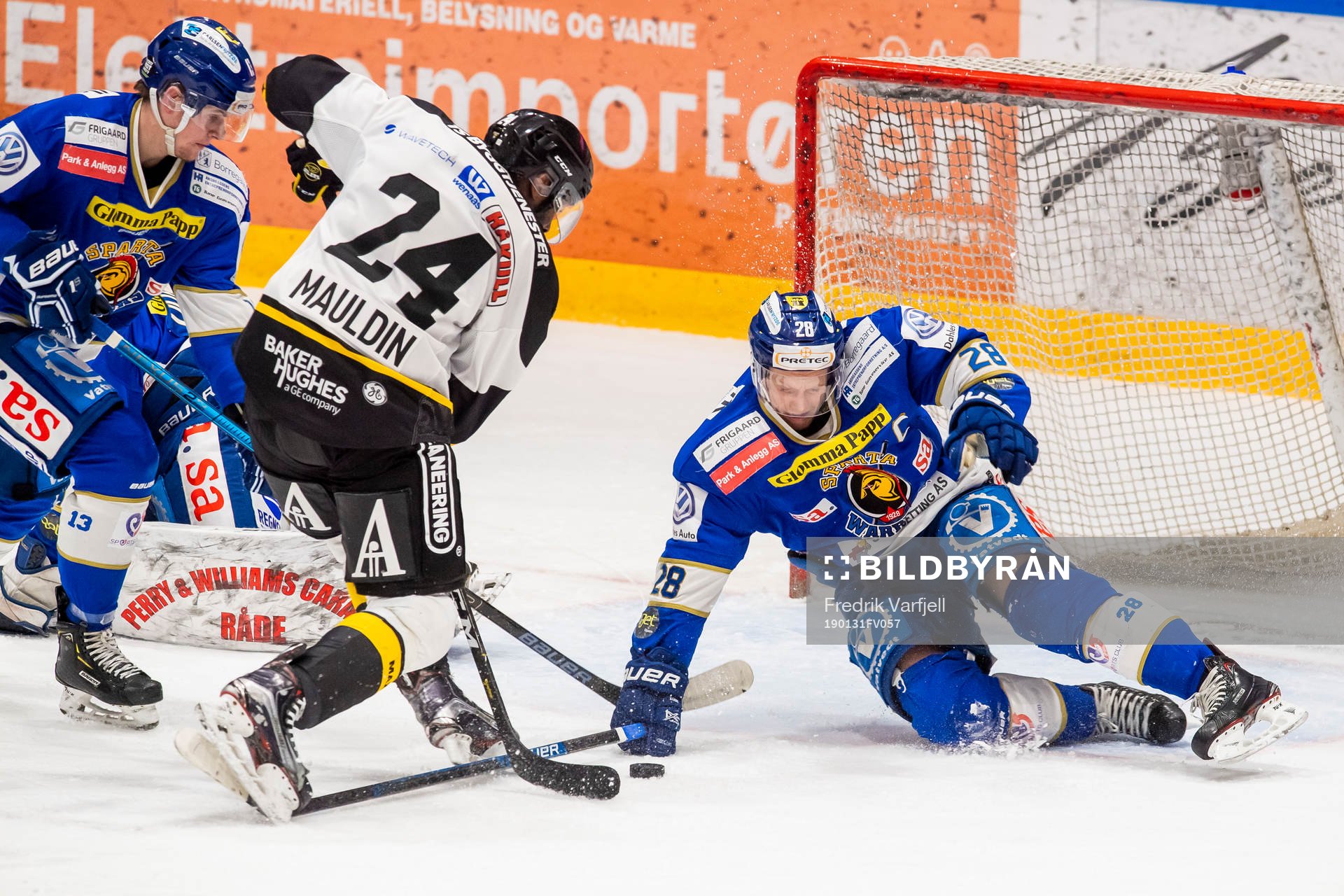 Gregory Mauldin of Stavanger Oilers and Niklas Roest of