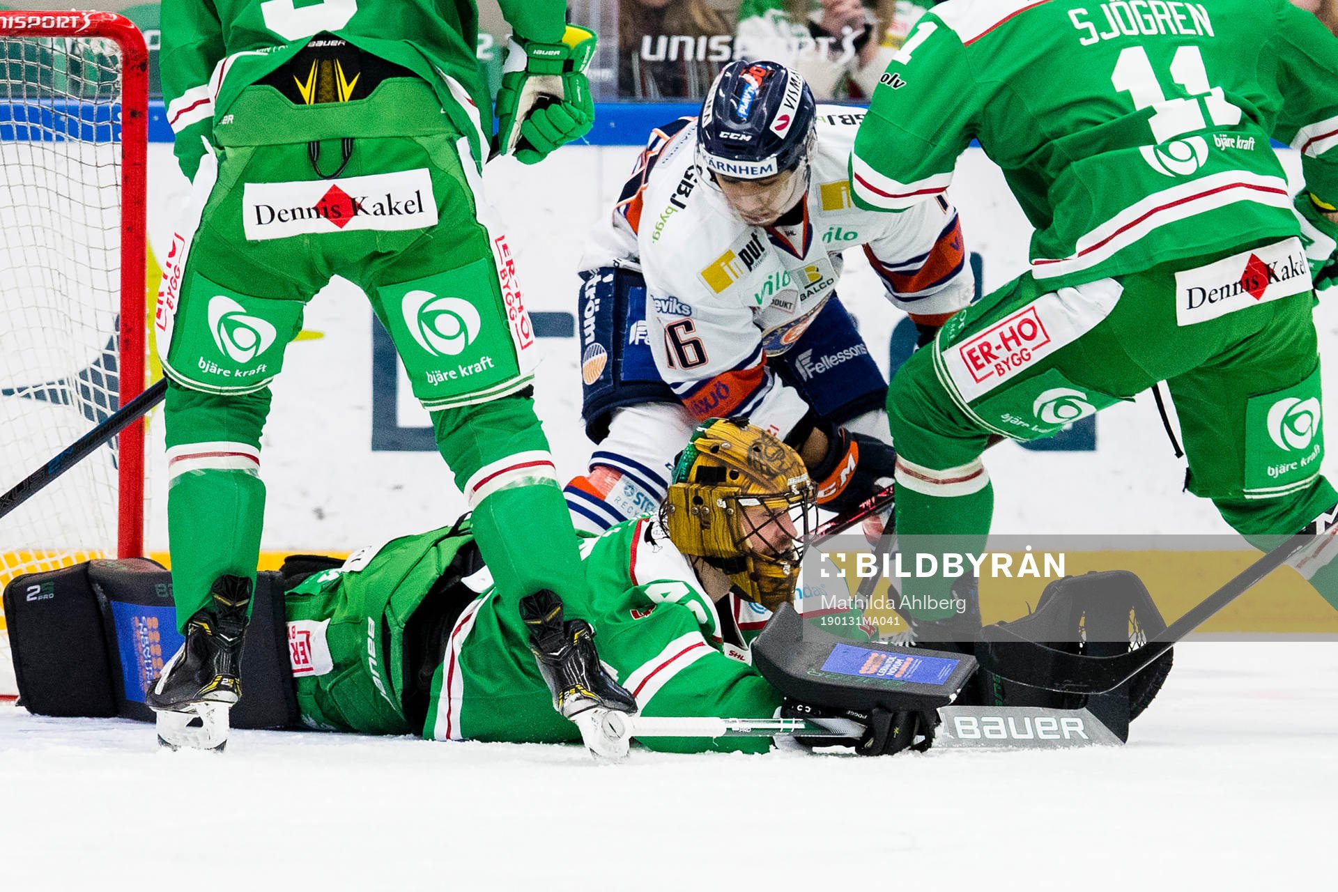Rögles målvakt Justin Pogge räddar