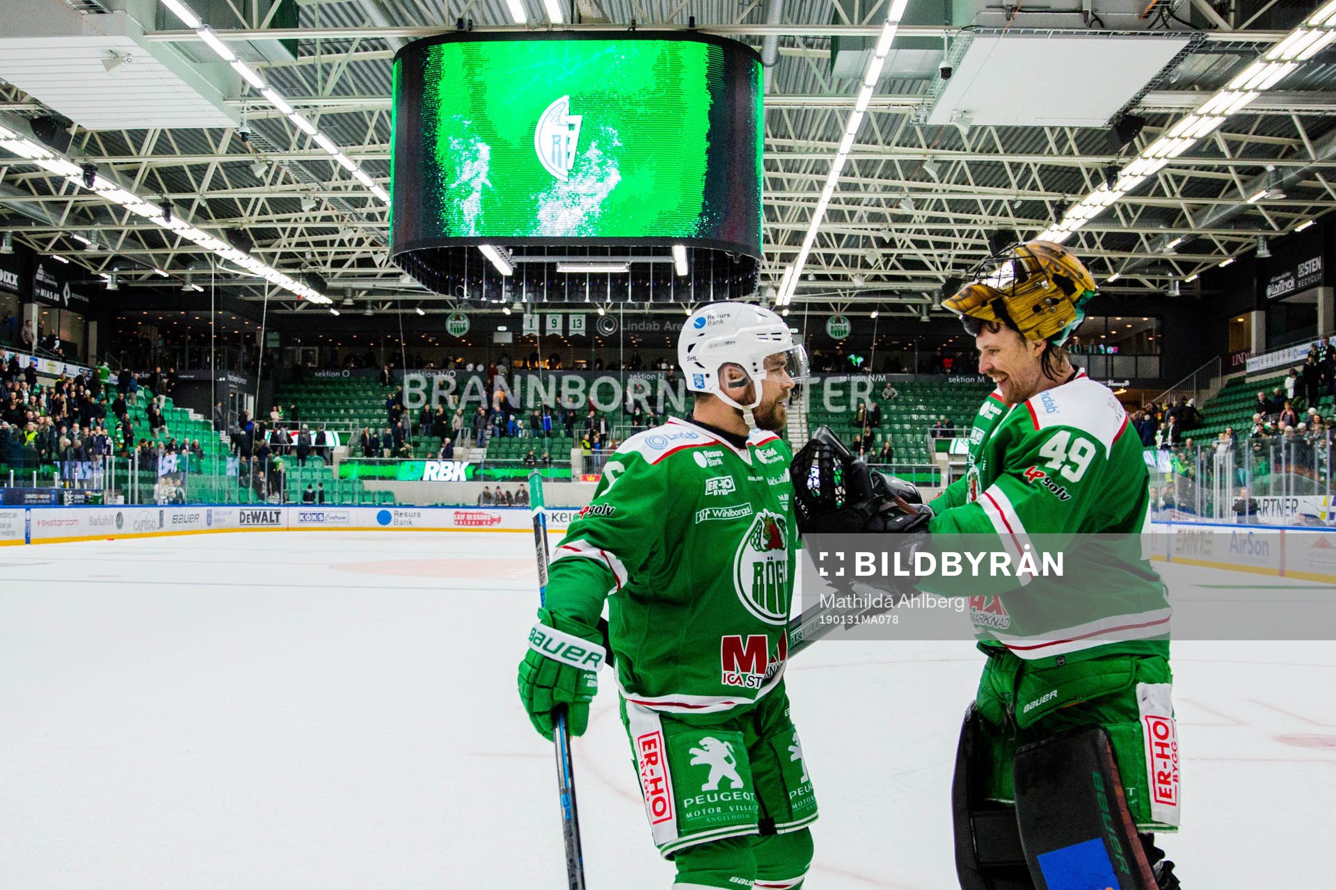 Rögles Craig Schira och målvakt Justin Pogge jublar