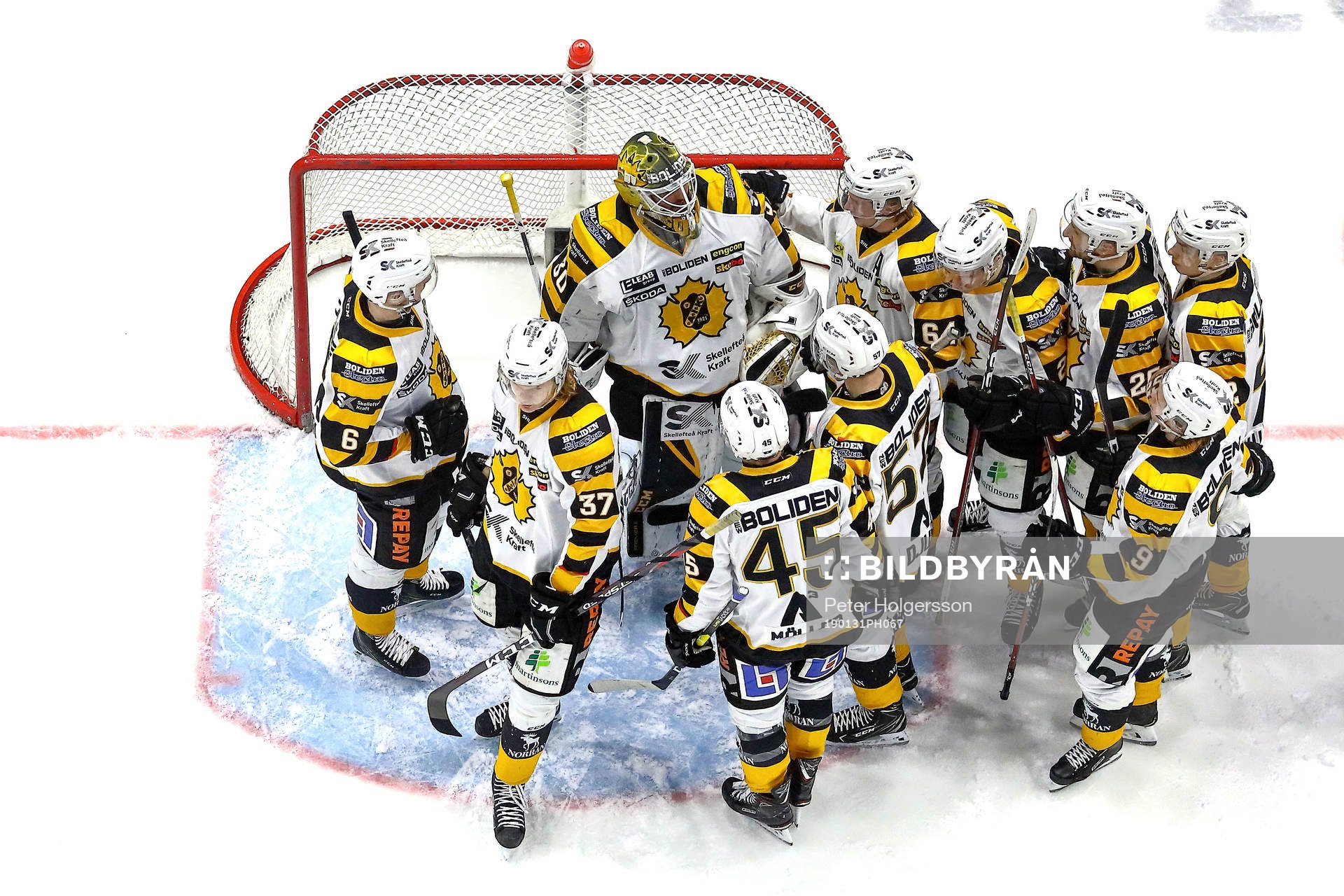 Skellefteås spelare jubel och tackar målvakt Gustaf