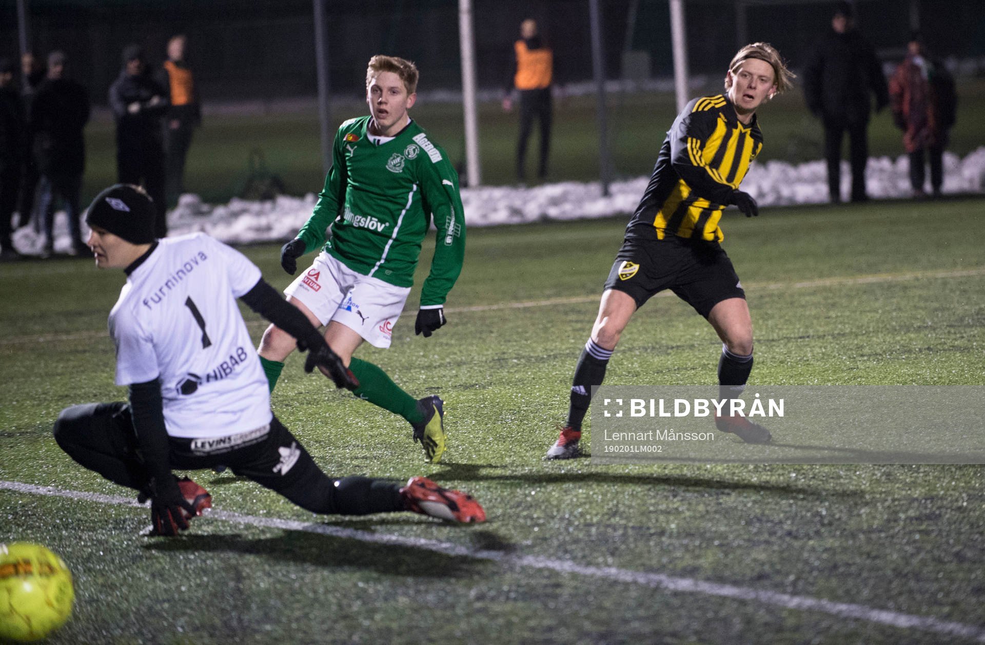 IFK Hässleholms Philip Bengtsson gör mål bakom Adam