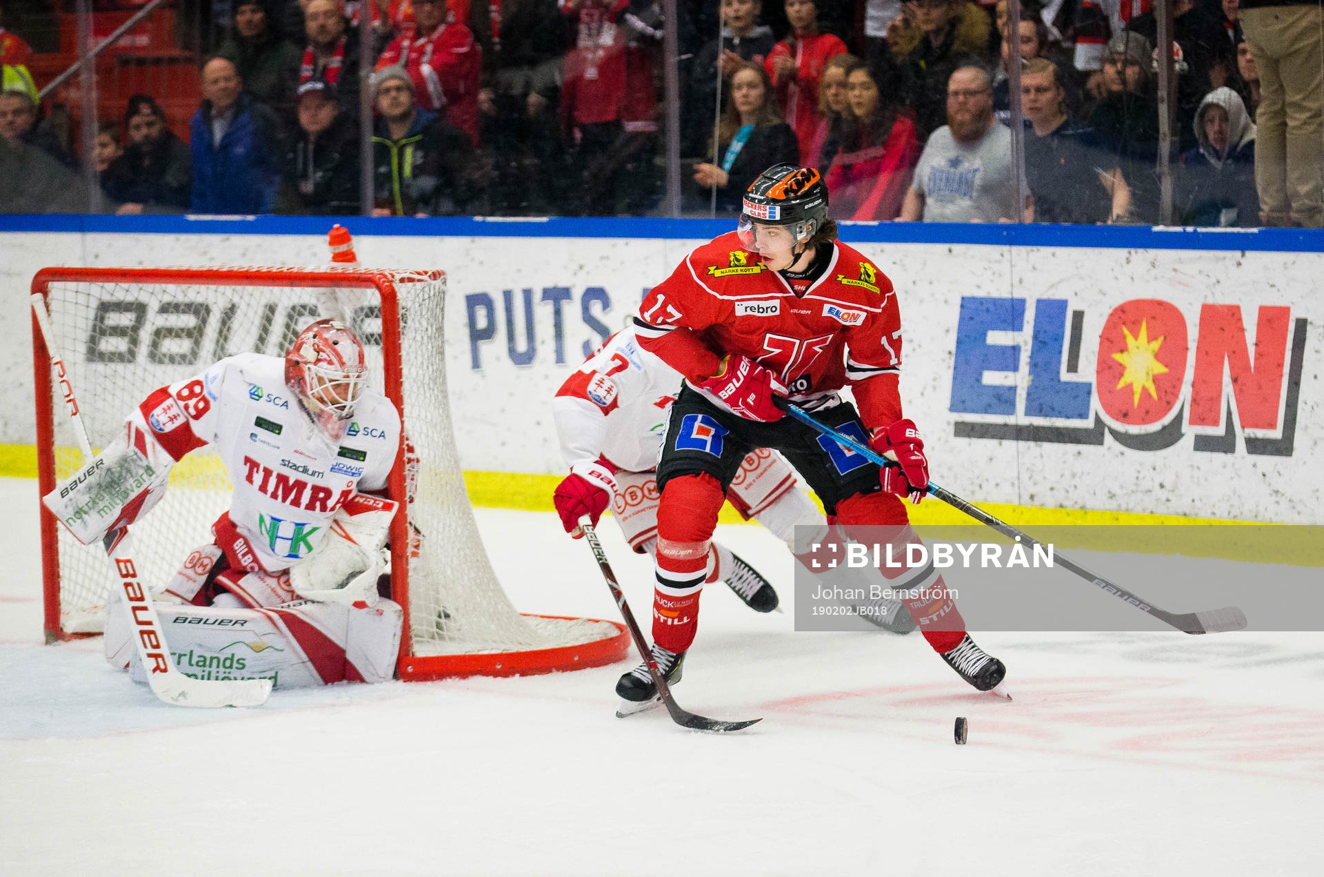 Örebros Viktor Lodin och Timrås målvakt Niklas Svedberg