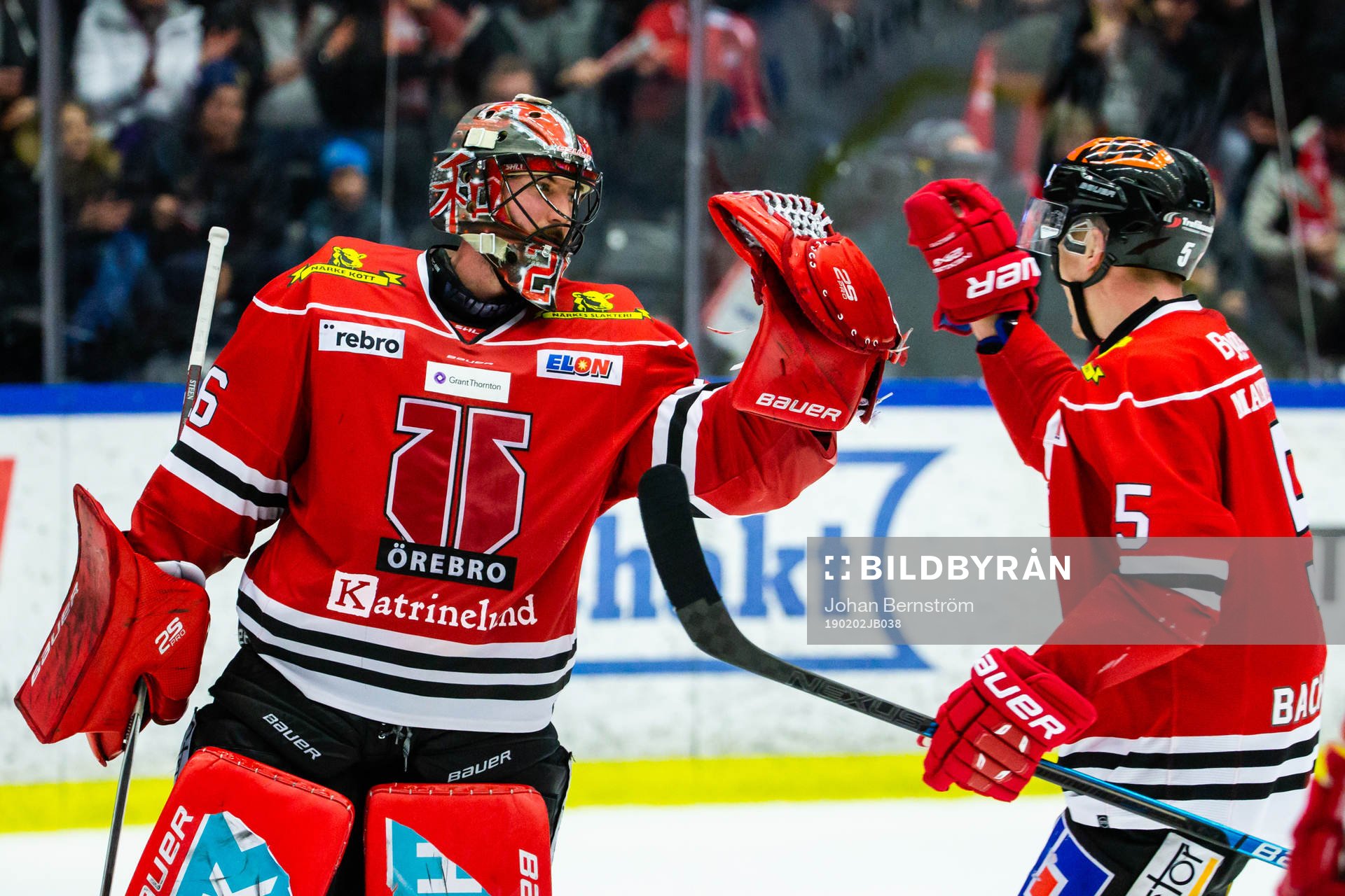 Örebros målvakt Stefan Steen och Gustav Backström jublar