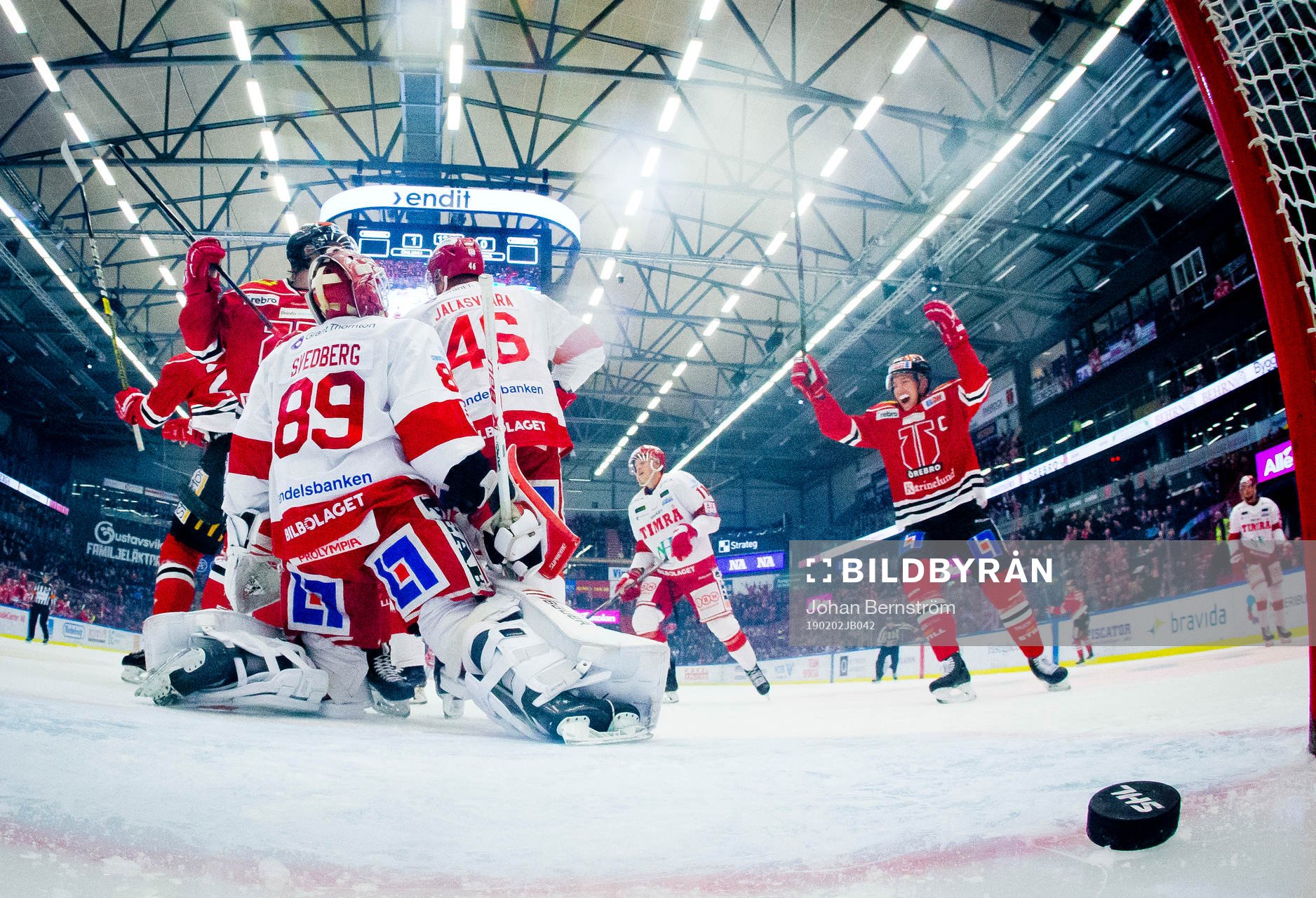 Örebros Jere Sallinen jublar vid 2-0 på Timrås målvakt