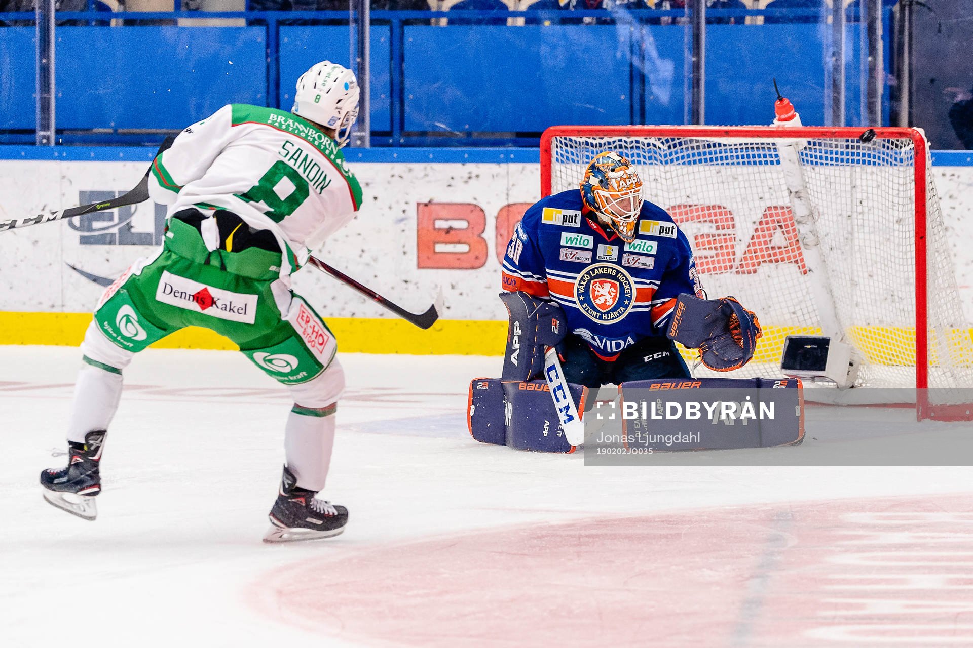 Rögles Linus Sandin skjuter mot Växjös målvakt Viktor