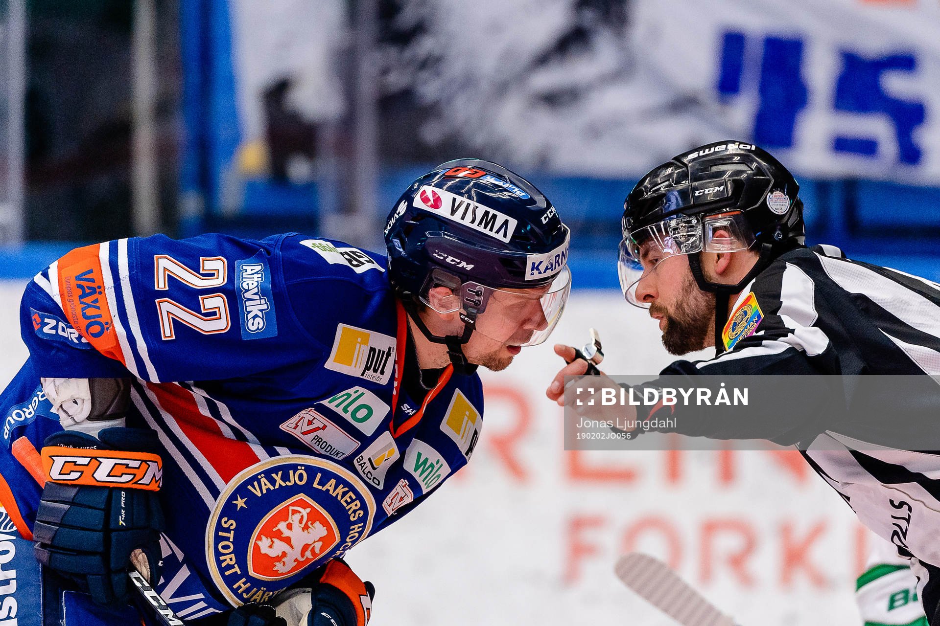 Växjös Janne Pesonen pratar med linjedomare Anders Jansson