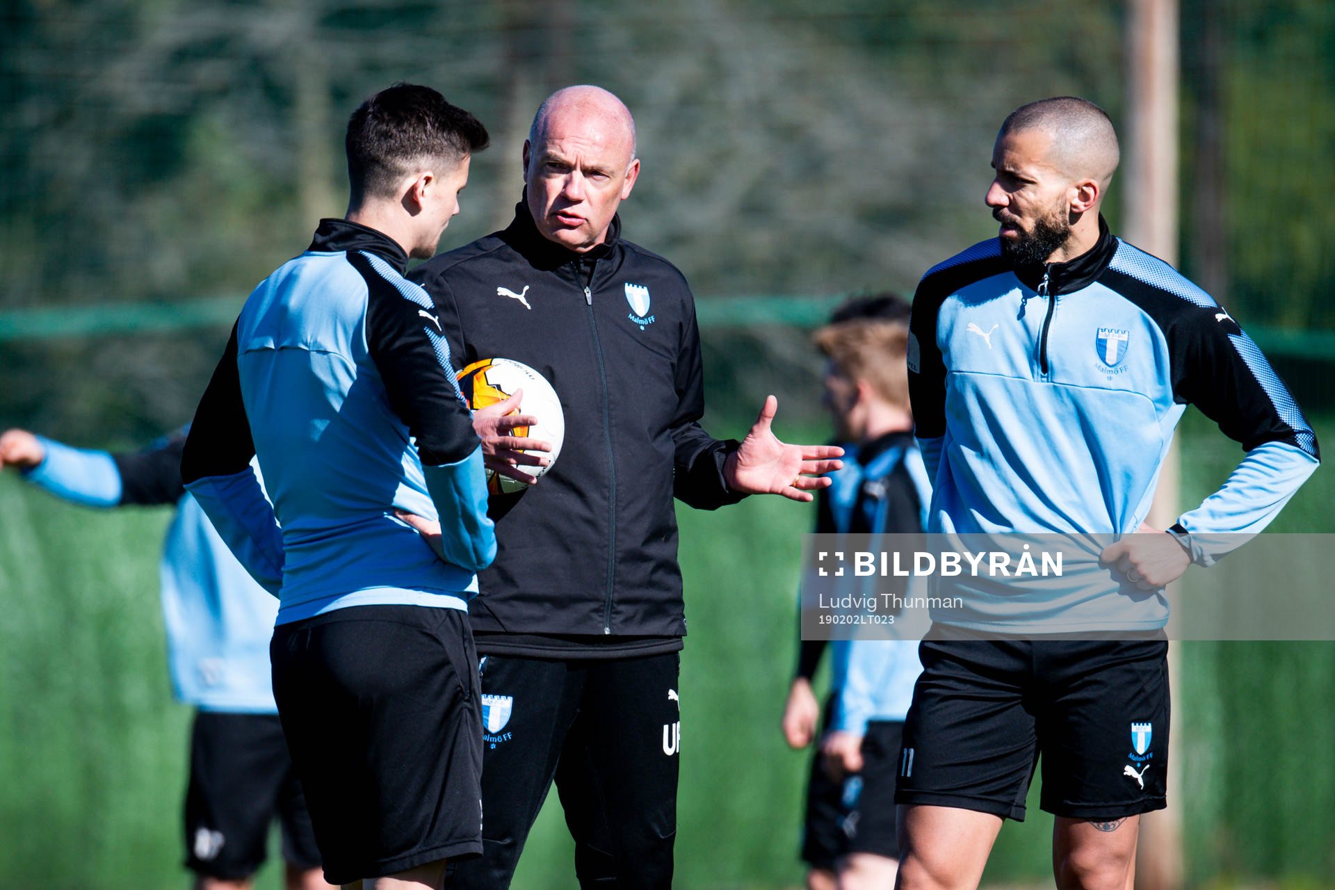 Tränare Uwe Rösler i samtal med Marcus Antonsson och