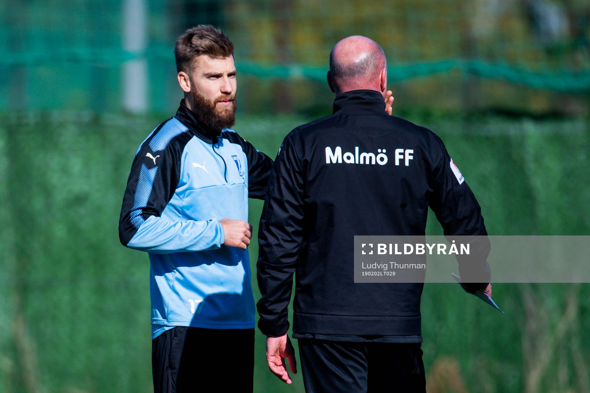 Rasmus Bengtsson i samtal med tränare Uwe Rösler under Malmö FFs träningsläger den 2 februari 2019 i Marbella.