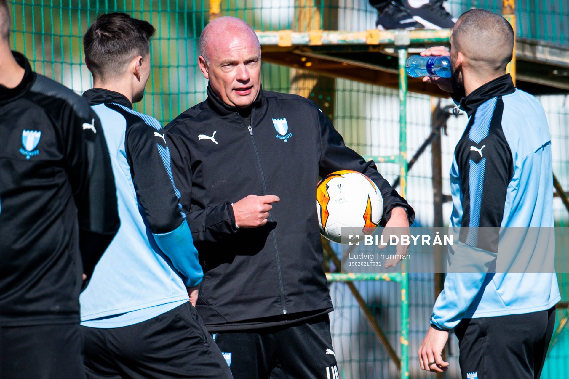 Tränare Uwe Rösler i samtal med Marcus Antonsson och