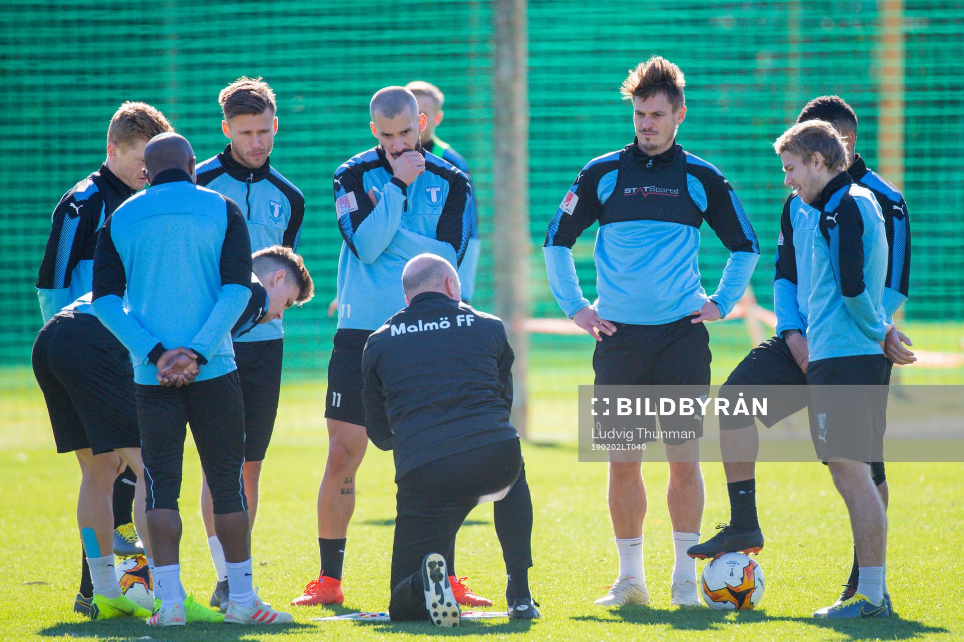 Tränare Uwe Rösler instruerar spelarna Markus Rosenberg,