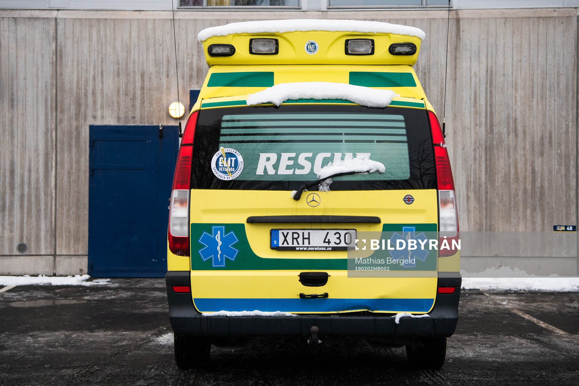 En ambulans utanför arenan
