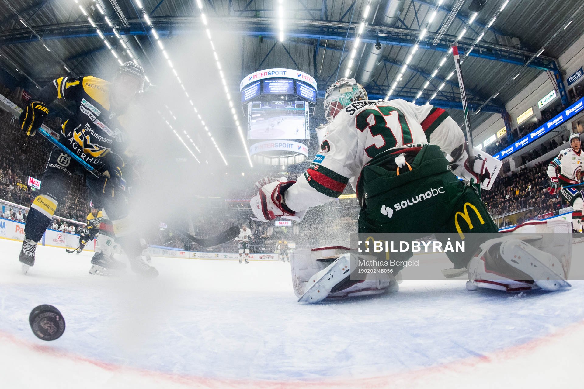 s Mattias Tedenby gör 2-1 bakom Frölundas målvakt Johan