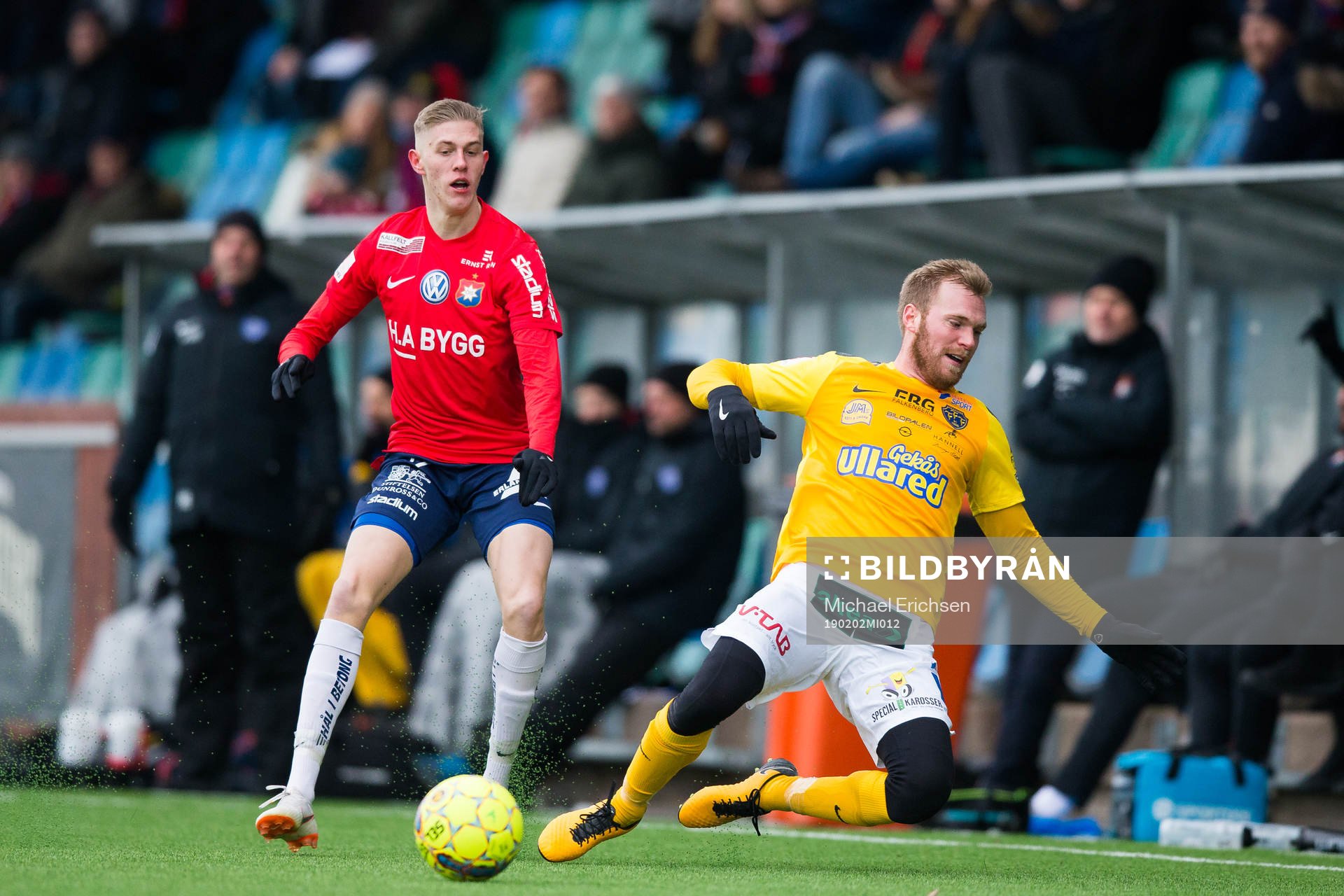 Örgrytes Alexander Bernhardsson tacklar Falkenbergs Per